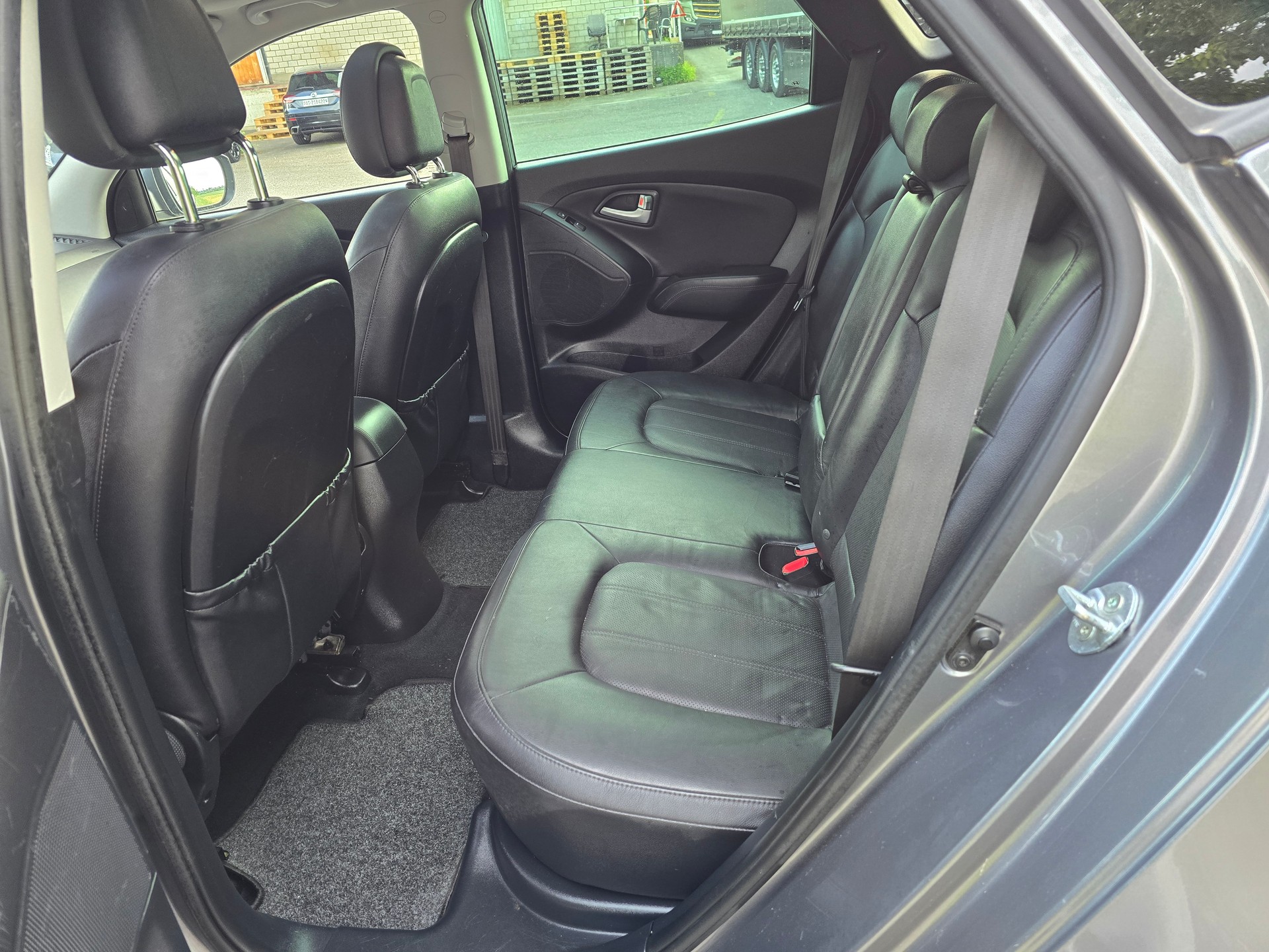 HYUNDAI iX 35 2.0 CRDi Premium 4WD Automatic-image-13