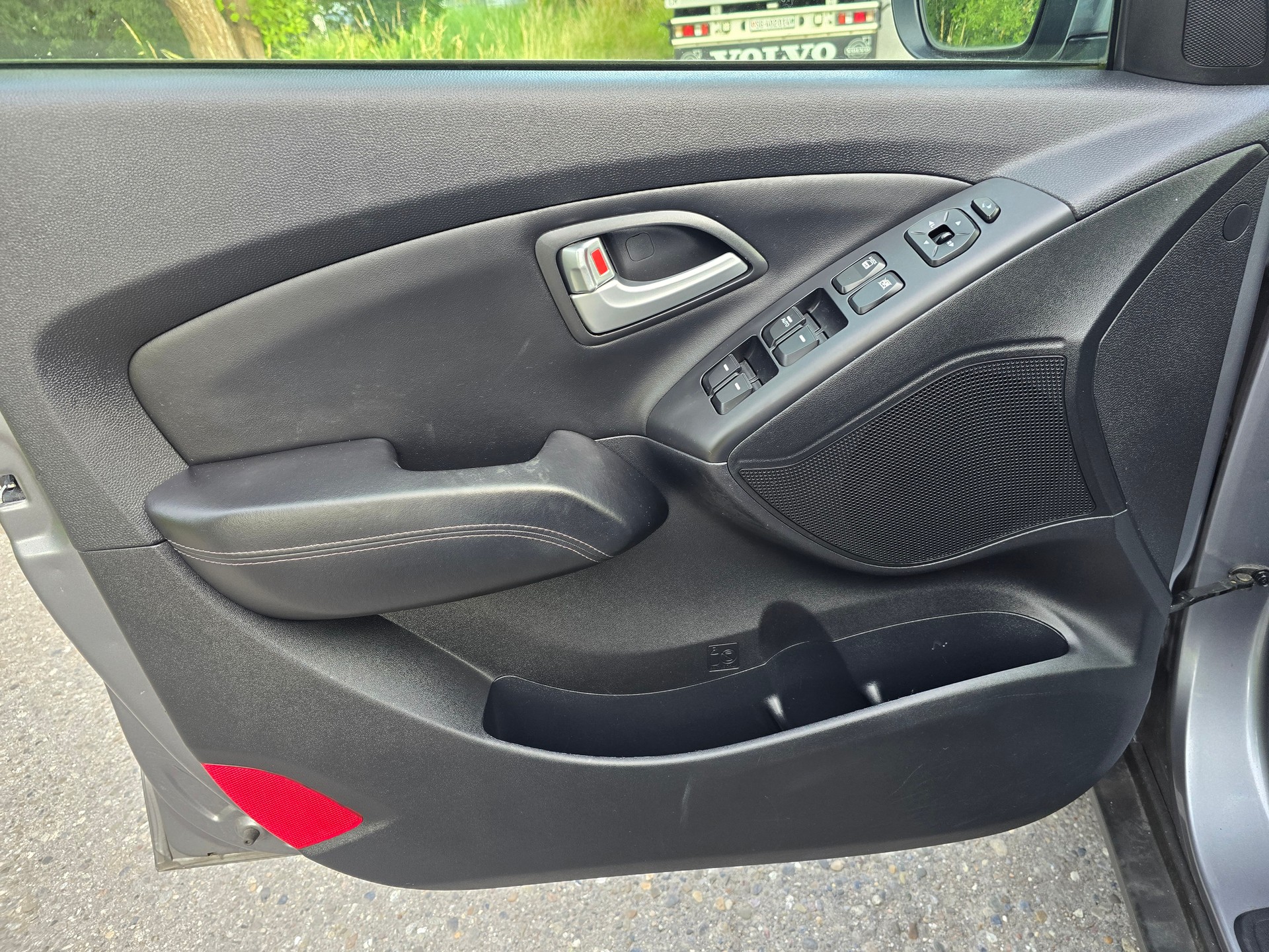 HYUNDAI iX 35 2.0 CRDi Premium 4WD Automatic-image-12