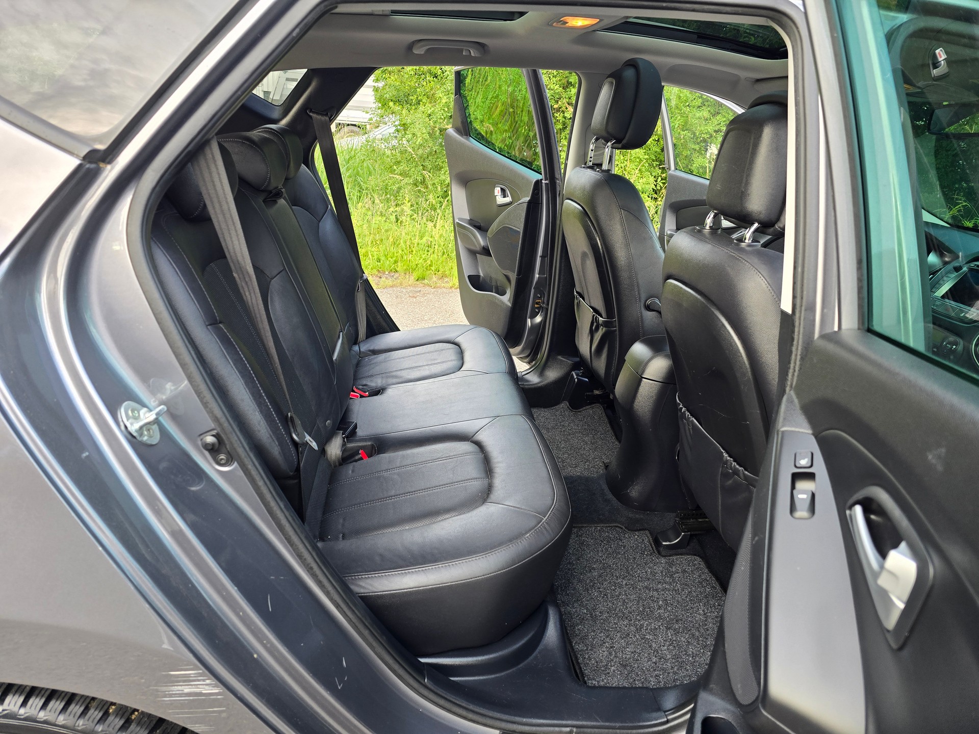 HYUNDAI iX 35 2.0 CRDi Premium 4WD Automatic-image-16