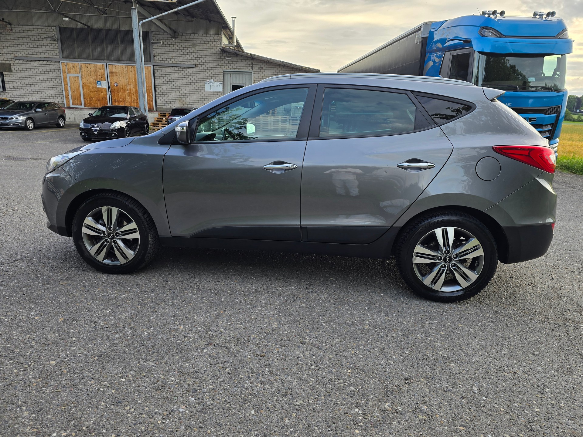 HYUNDAI iX 35 2.0 CRDi Premium 4WD Automatic-image-9