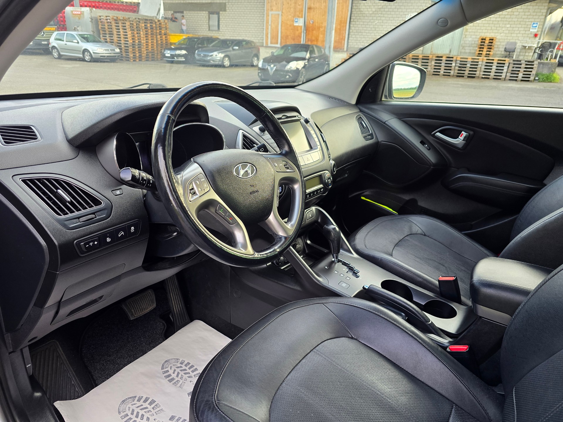 HYUNDAI iX 35 2.0 CRDi Premium 4WD Automatic-image-11