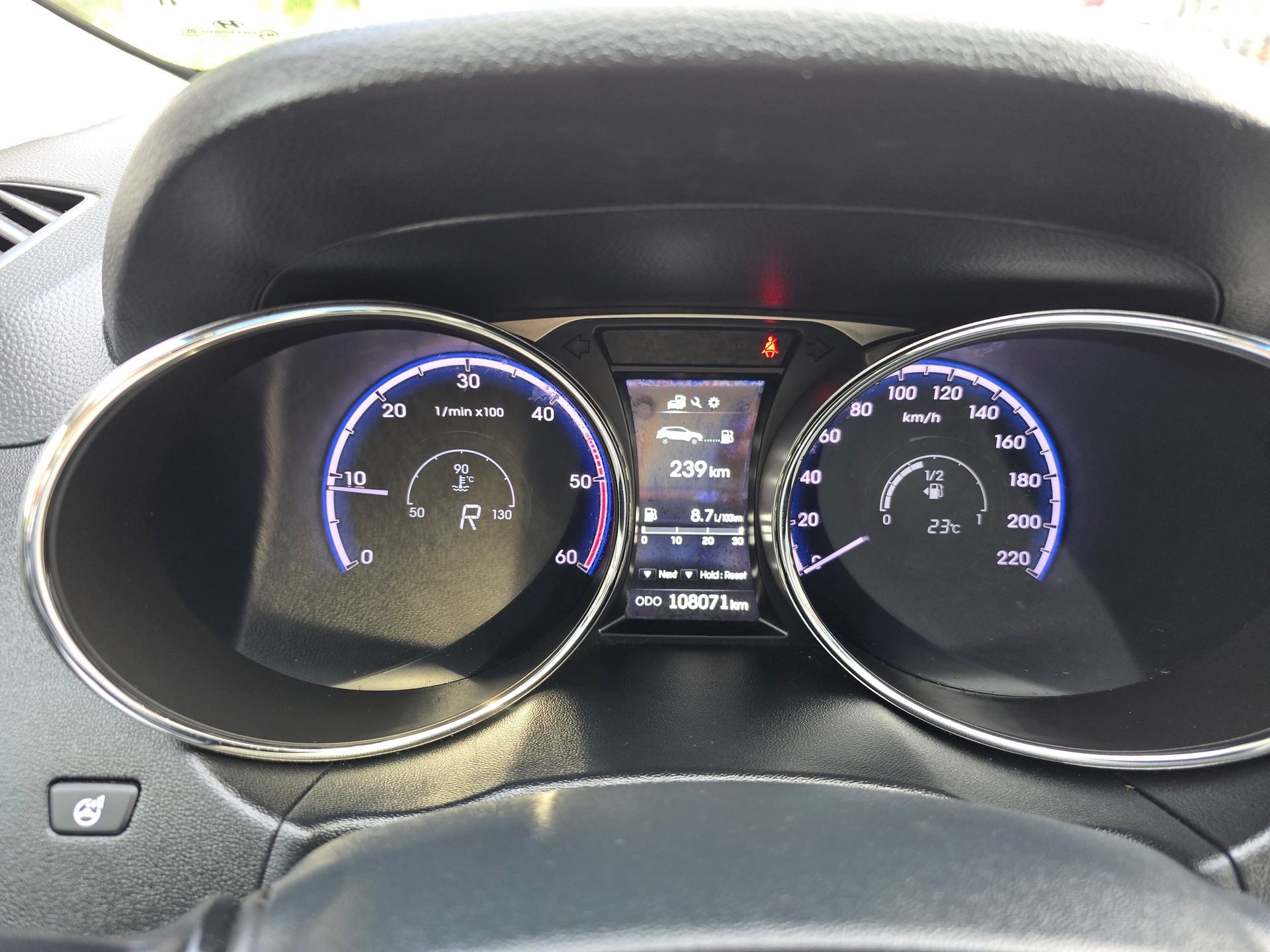HYUNDAI iX 35 2.0 CRDi Premium 4WD Automatic-image-22