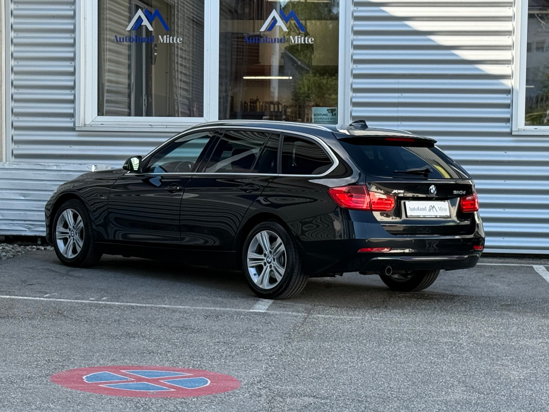 BMW 320d xDrive Touring Sport Line-showroom-element-2