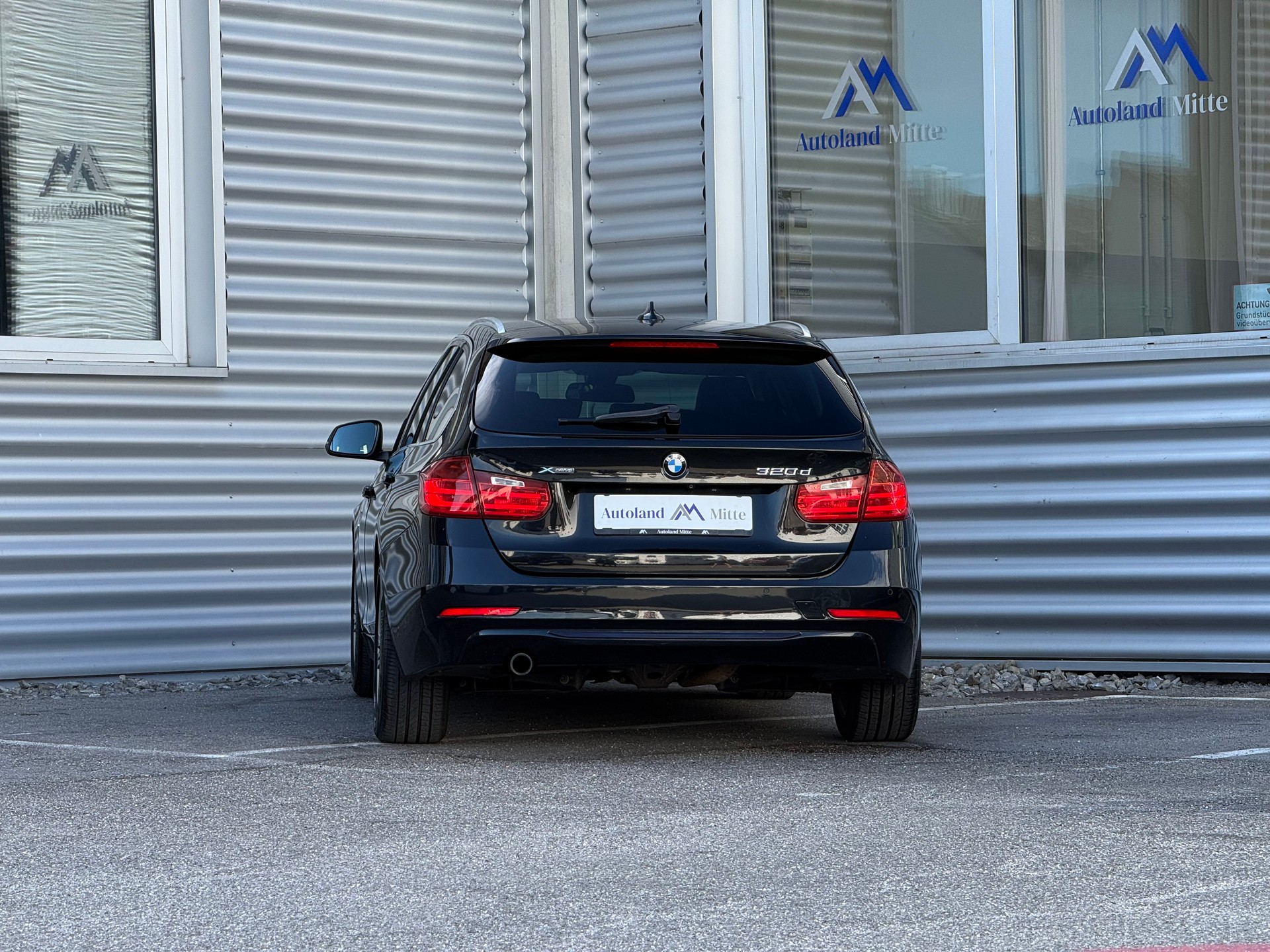BMW 320d xDrive Touring Sport Line-showroom-element-3