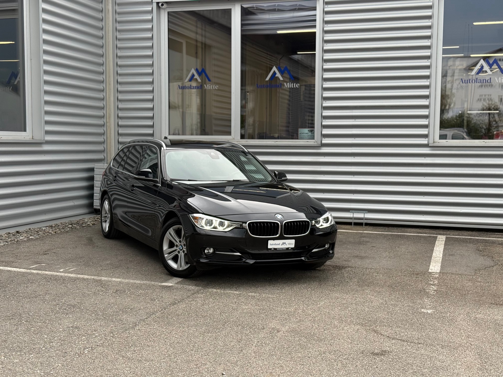 BMW 320d xDrive Touring Sport Line-showroom-element-2