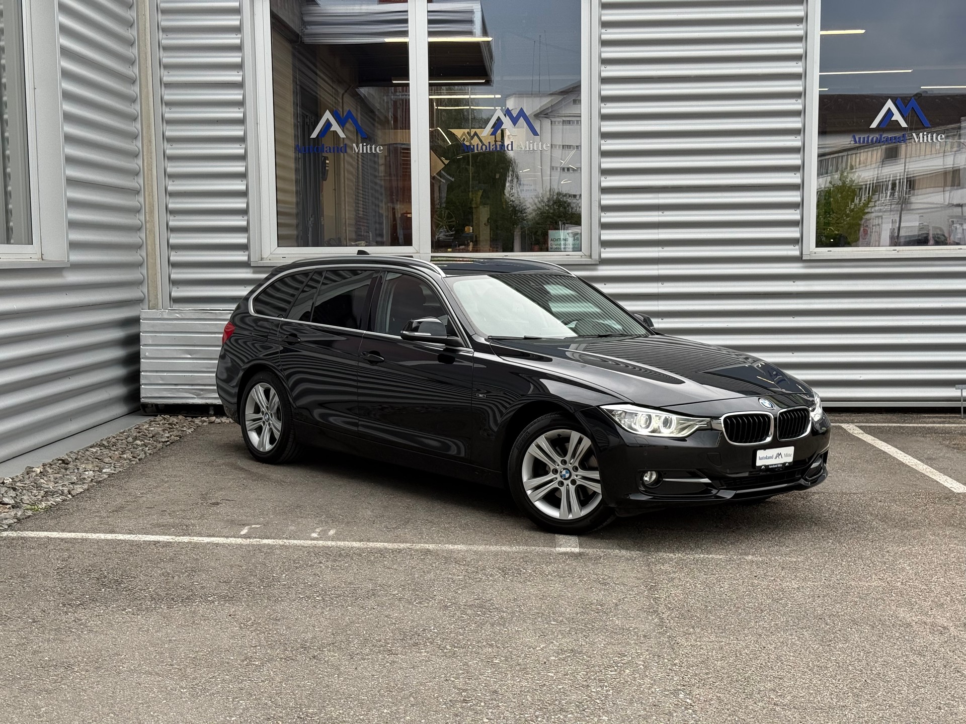 BMW 320d xDrive Touring Sport Line-showroom-element-1