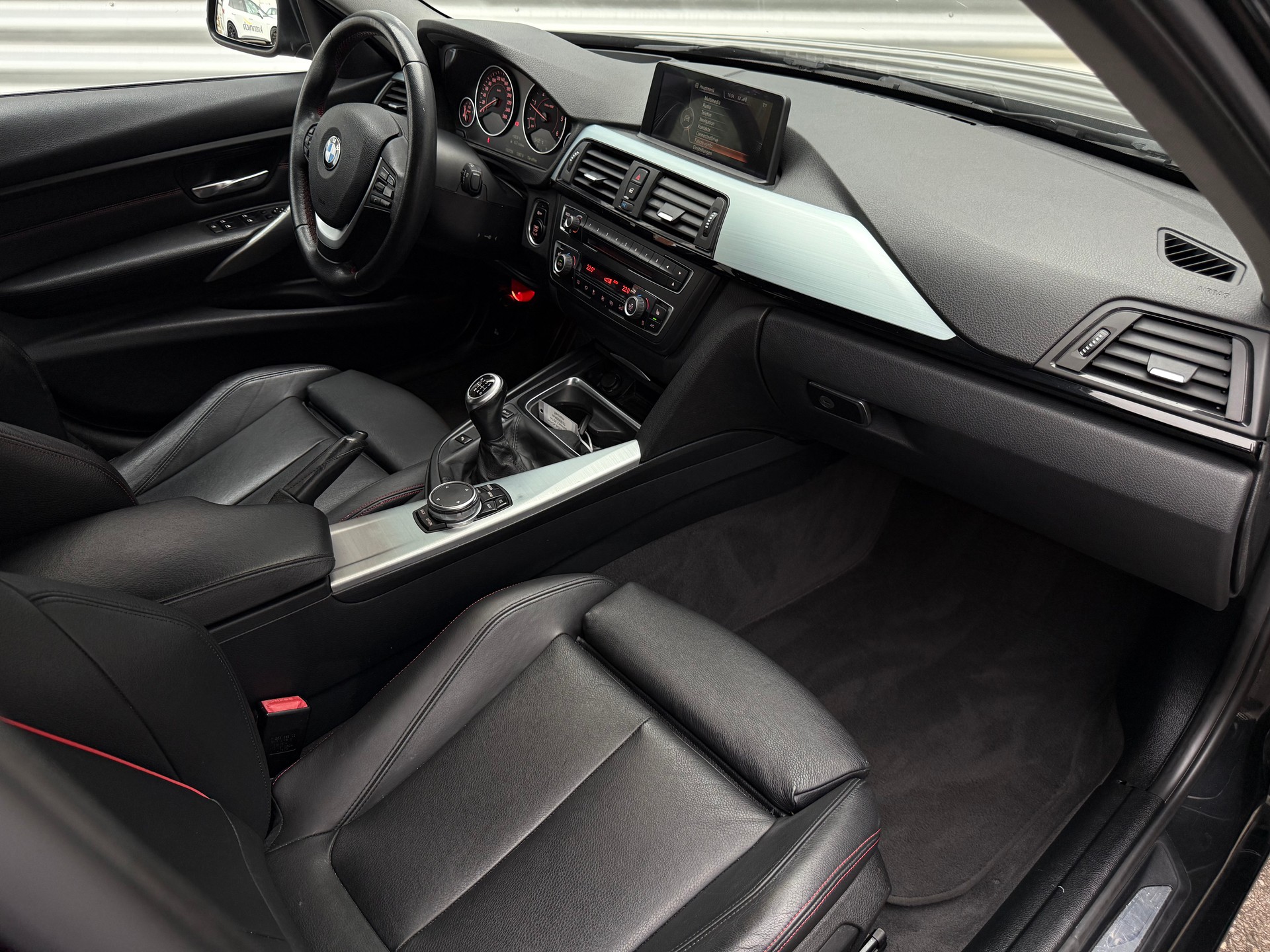 BMW 320d xDrive Touring Sport Line-image-6