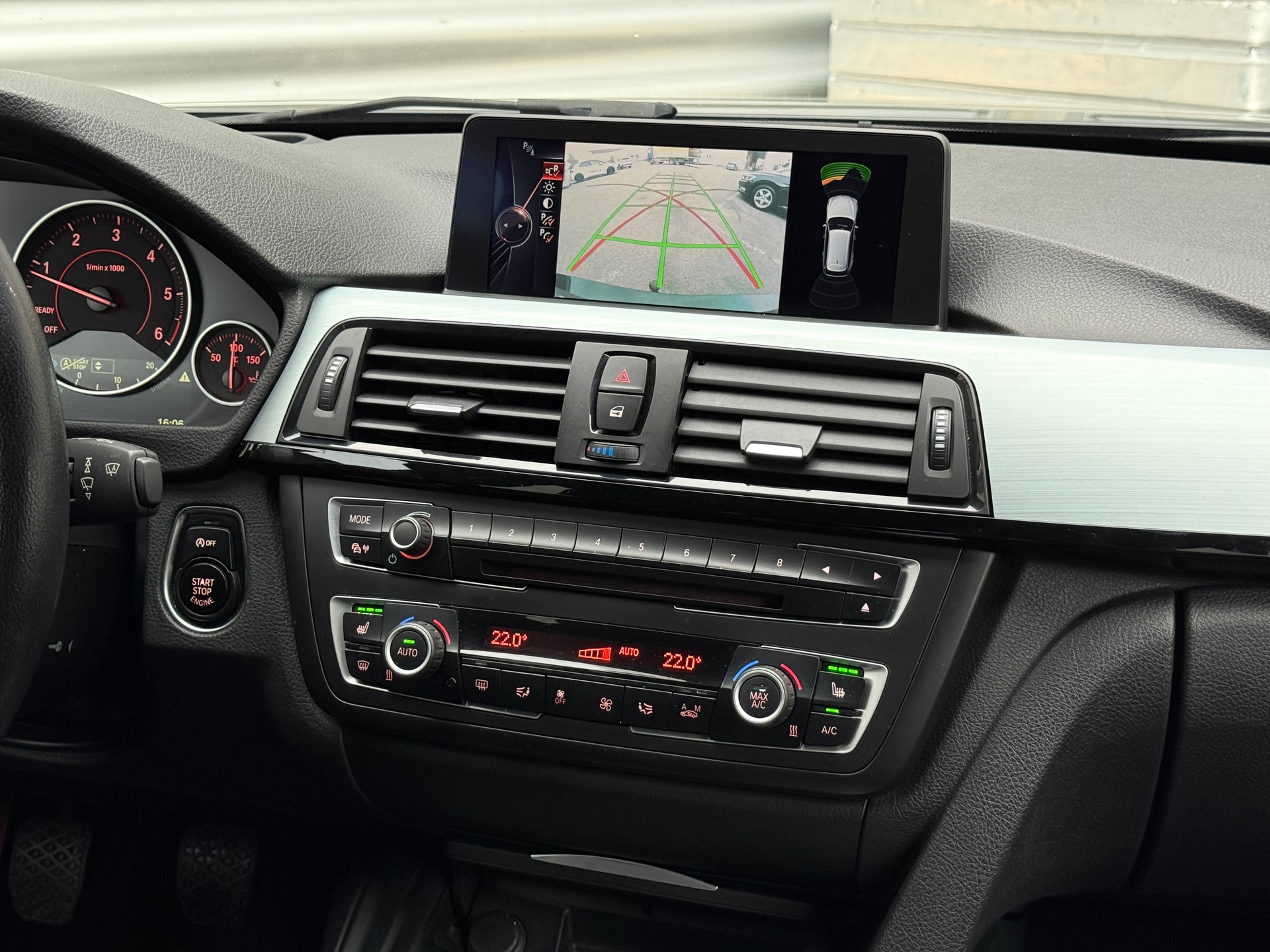 BMW 320d xDrive Touring Sport Line-image-9