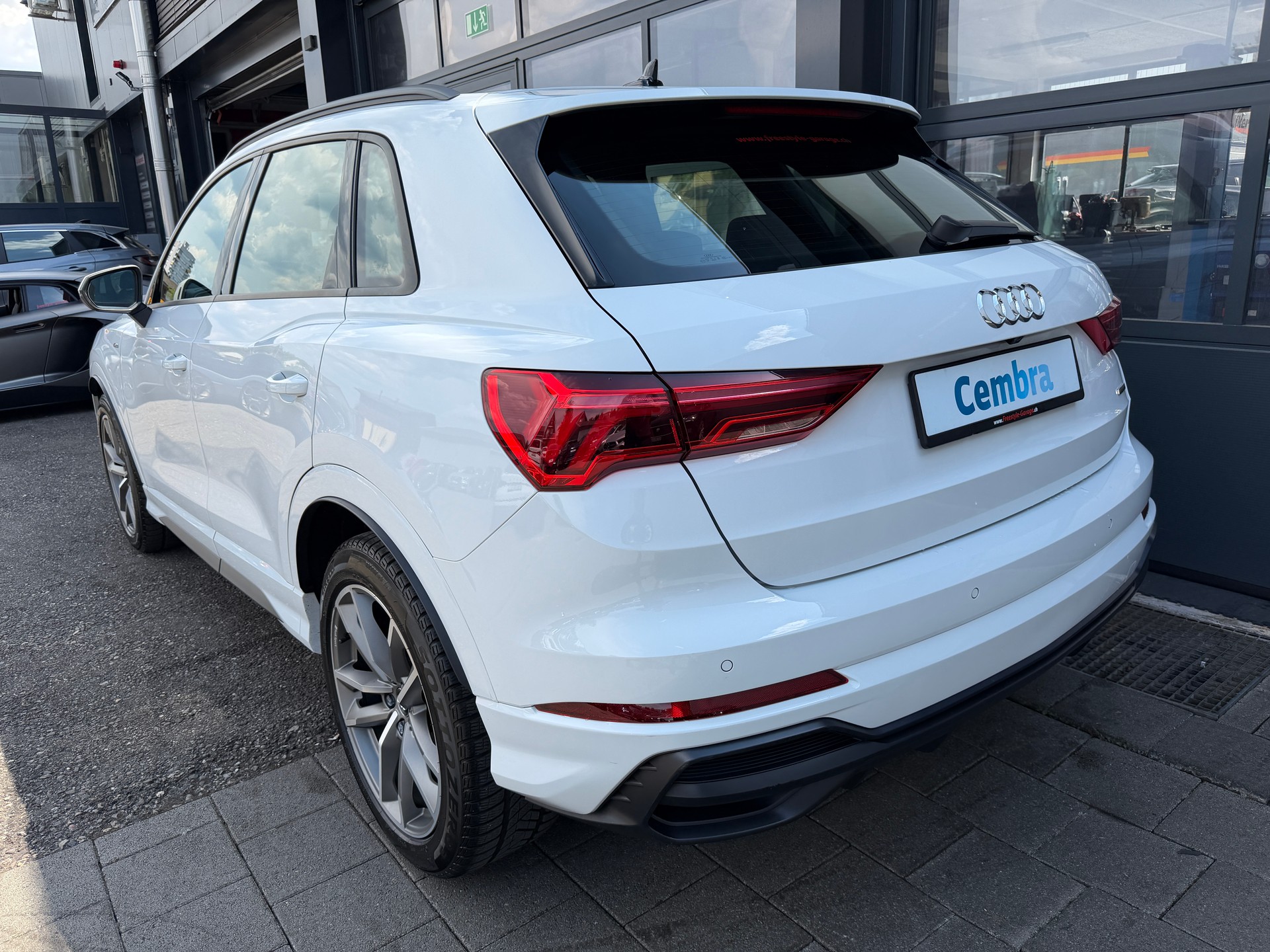 AUDI Q3 40 TDI S line quattro S-tronic-showroom-element-3
