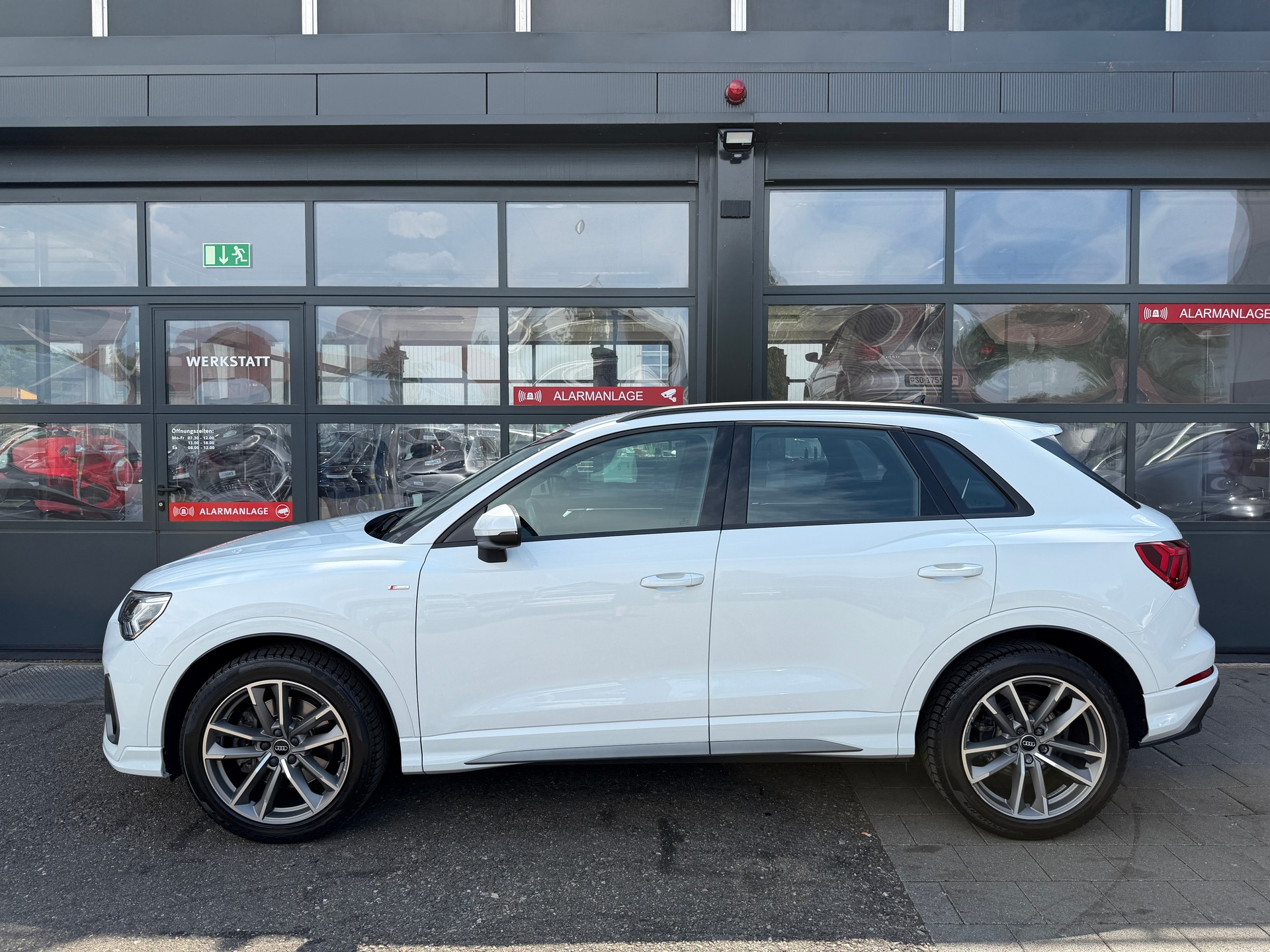 AUDI Q3 40 TDI S line quattro S-tronic-showroom-element-2