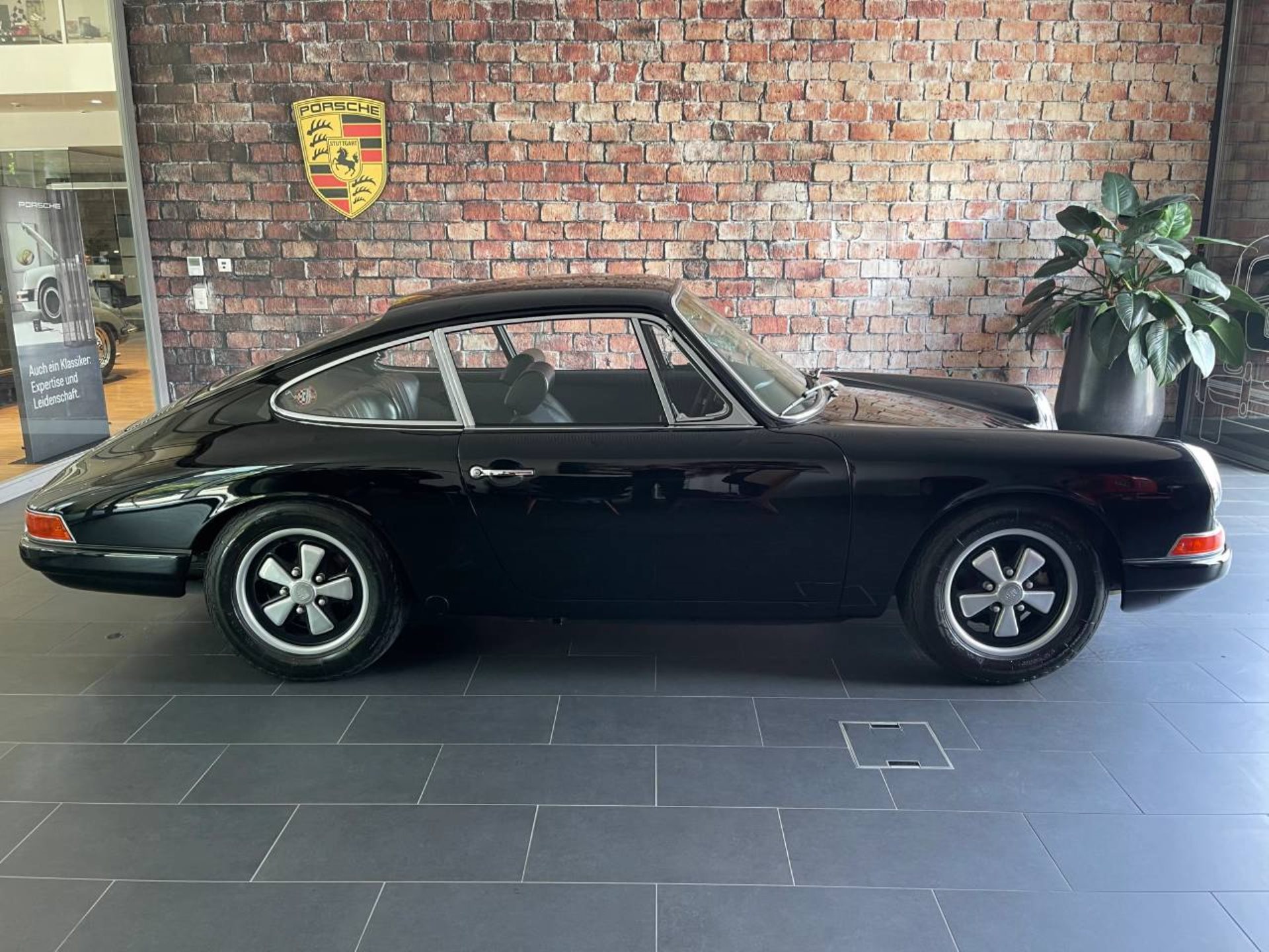 PORSCHE 911 2.0 Coupé-showroom-element-1