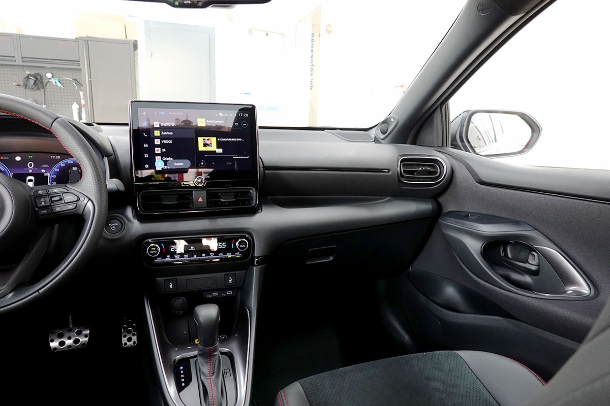 TOYOTA Yaris 1.5 GR Sport e-CVT Panoramaglasdach, JBL, Head-Up Display-image-9