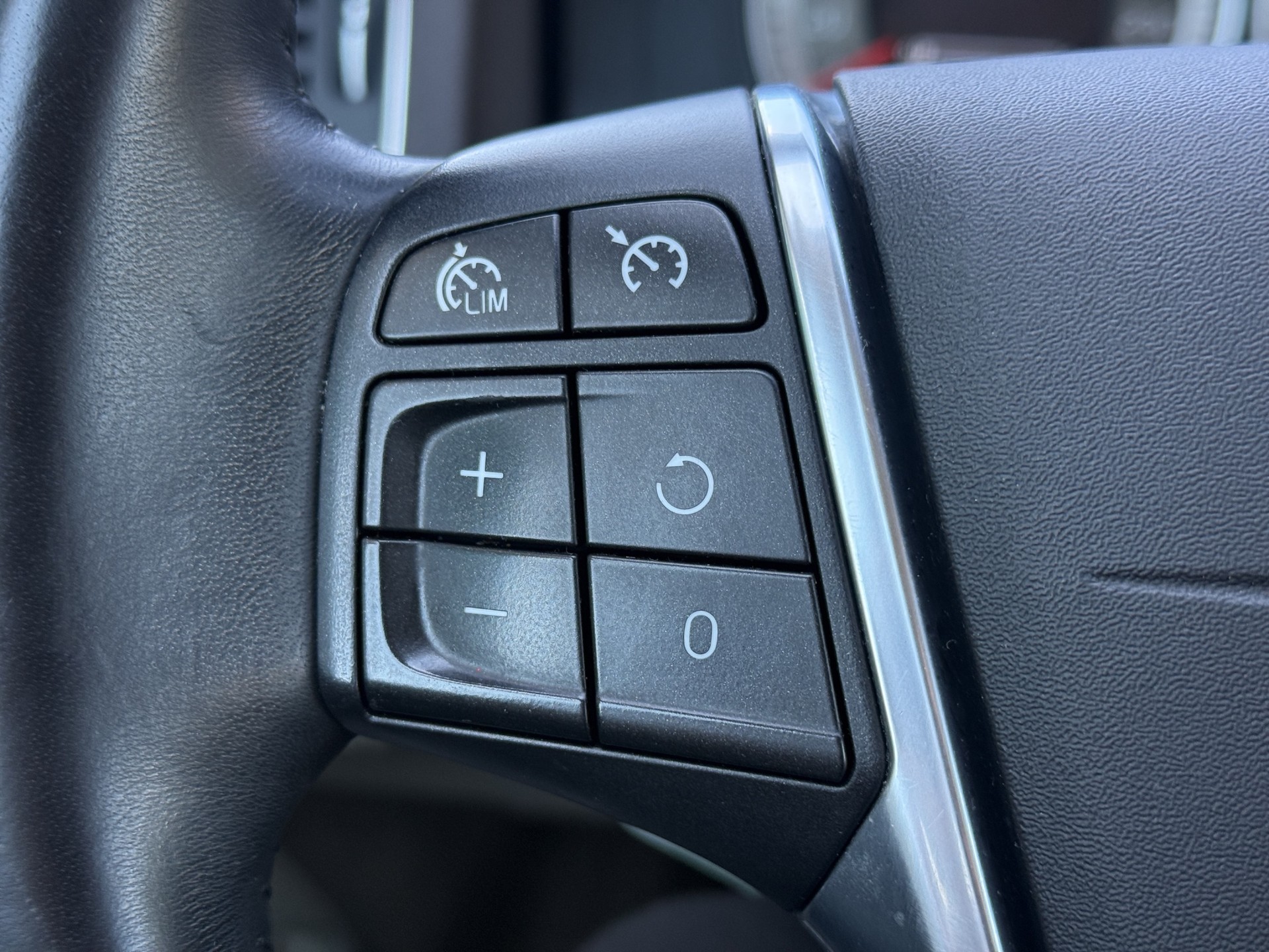 VOLVO V60 2.4 D5 Summum-image-15