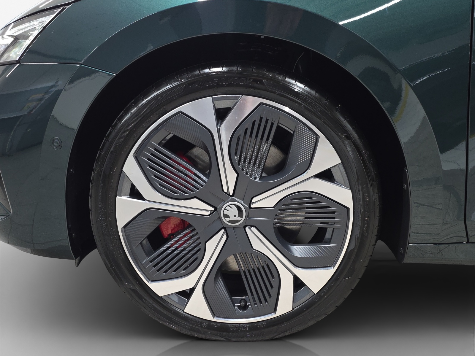 SKODA Octavia Combi 2.0 TSI DSG RS 30 Years Edition-image-13