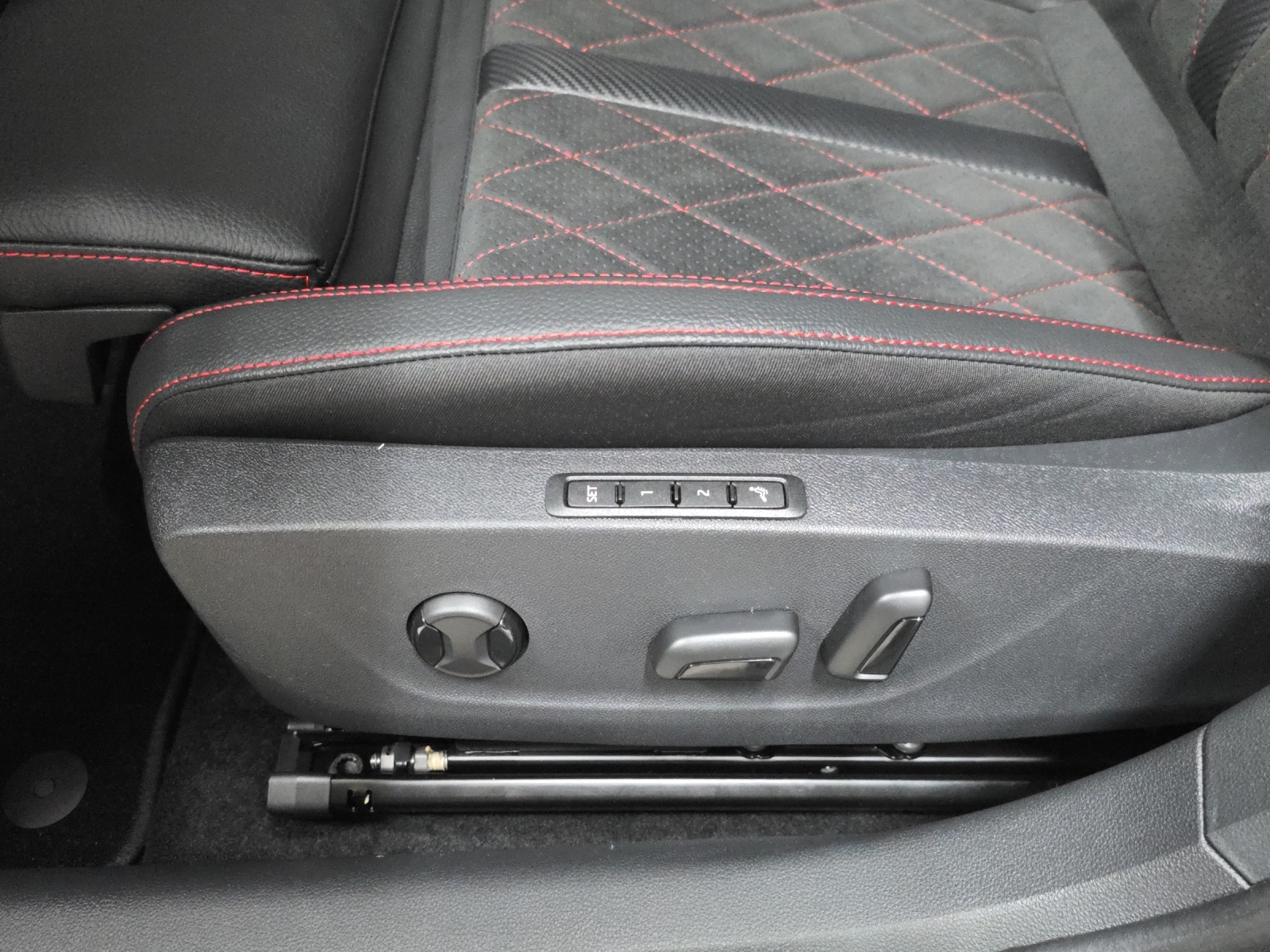 SKODA Octavia Combi 2.0 TSI DSG RS 30 Years Edition-image-15