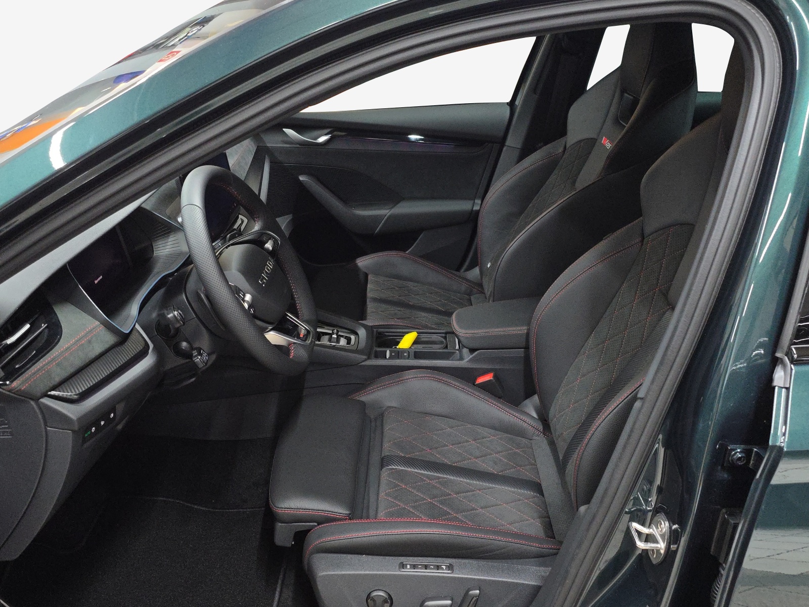 SKODA Octavia Combi 2.0 TSI DSG RS 30 Years Edition-image-7