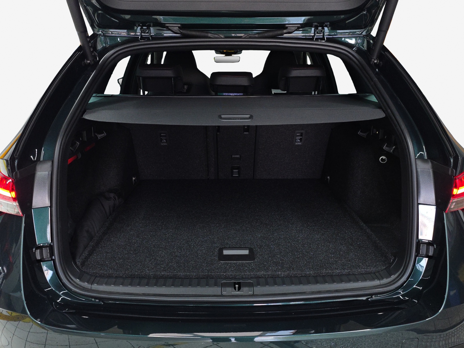 SKODA Octavia Combi 2.0 TSI DSG RS 30 Years Edition-image-12