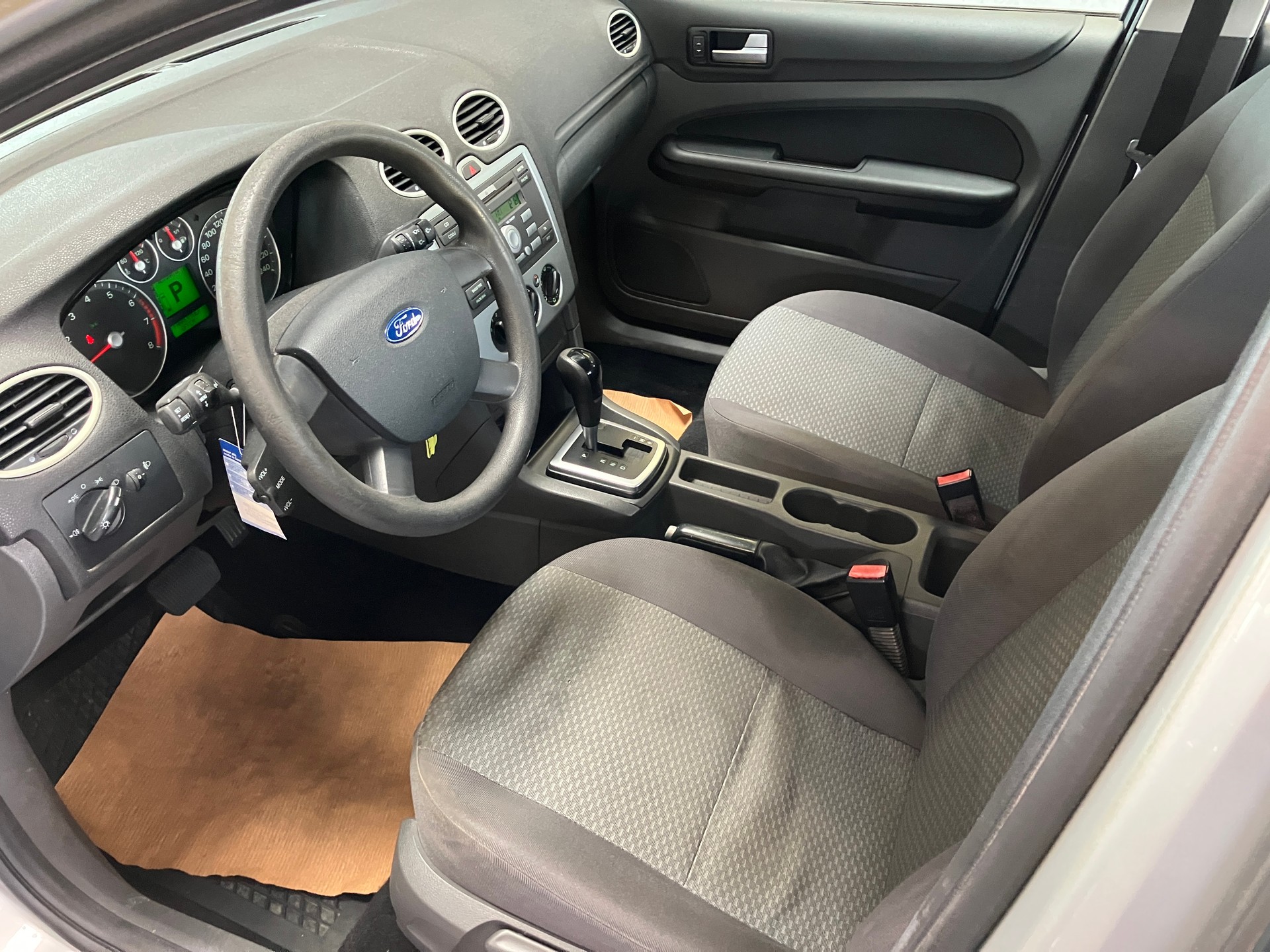 FORD Focus 1.6i Carving Automatic-image-13
