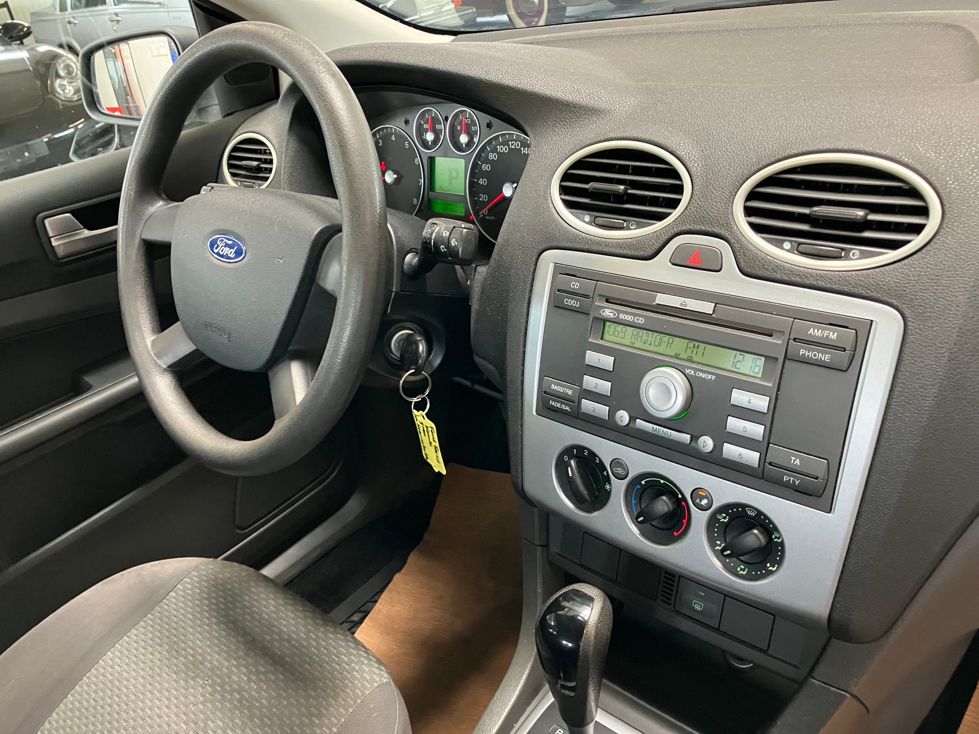 FORD Focus 1.6i Carving Automatic-image-29