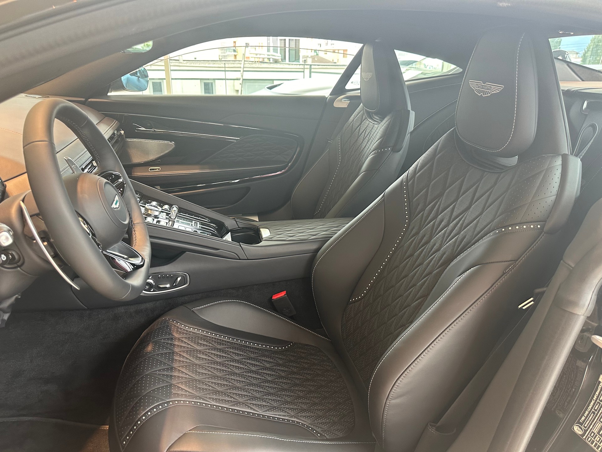 ASTON MARTIN DB12-image-7