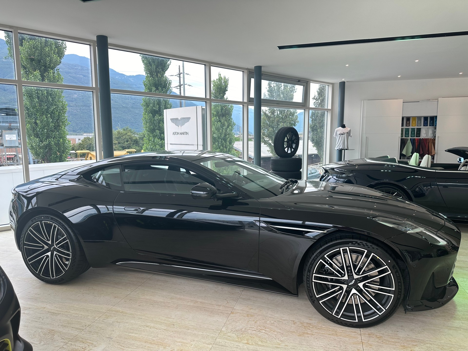 ASTON MARTIN DB12-image-2