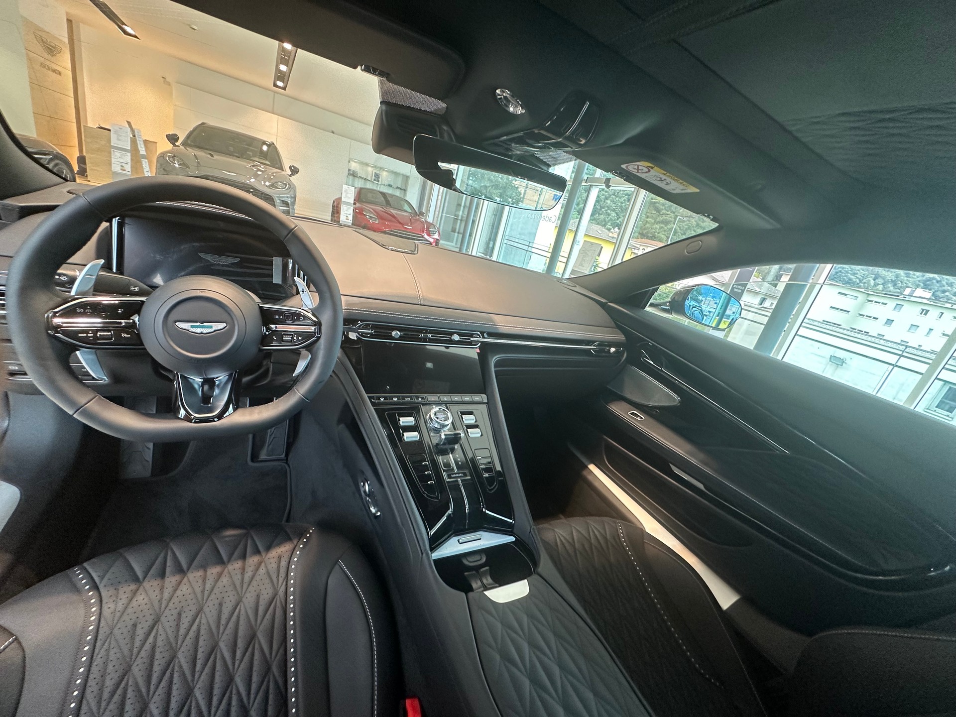 ASTON MARTIN DB12-image-8