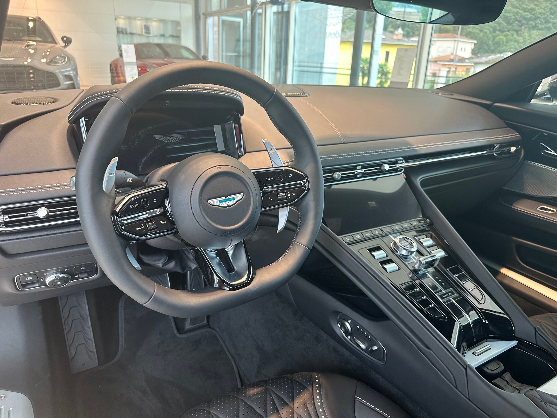 ASTON MARTIN DB12-image-6