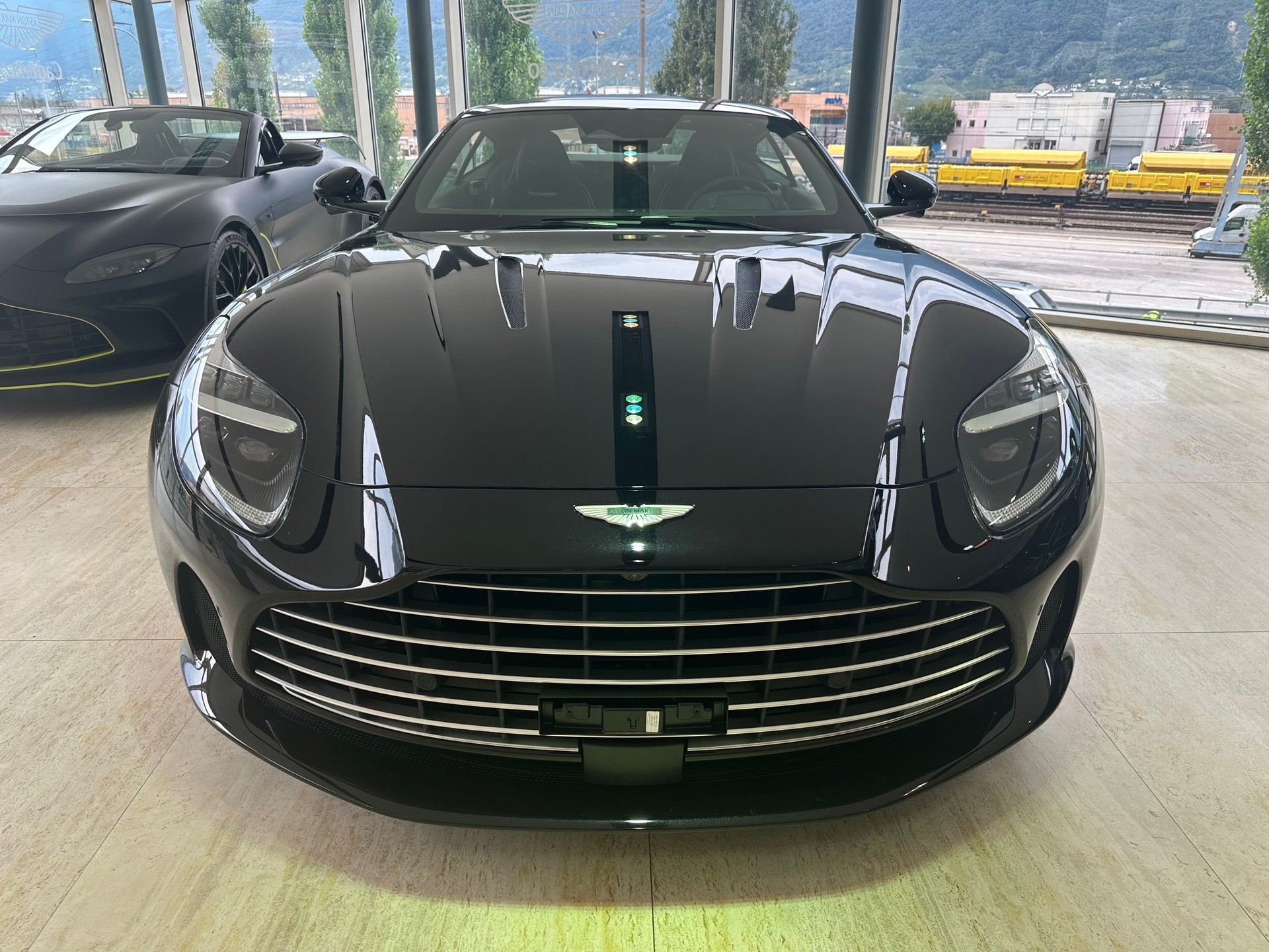 ASTON MARTIN DB12-image-4