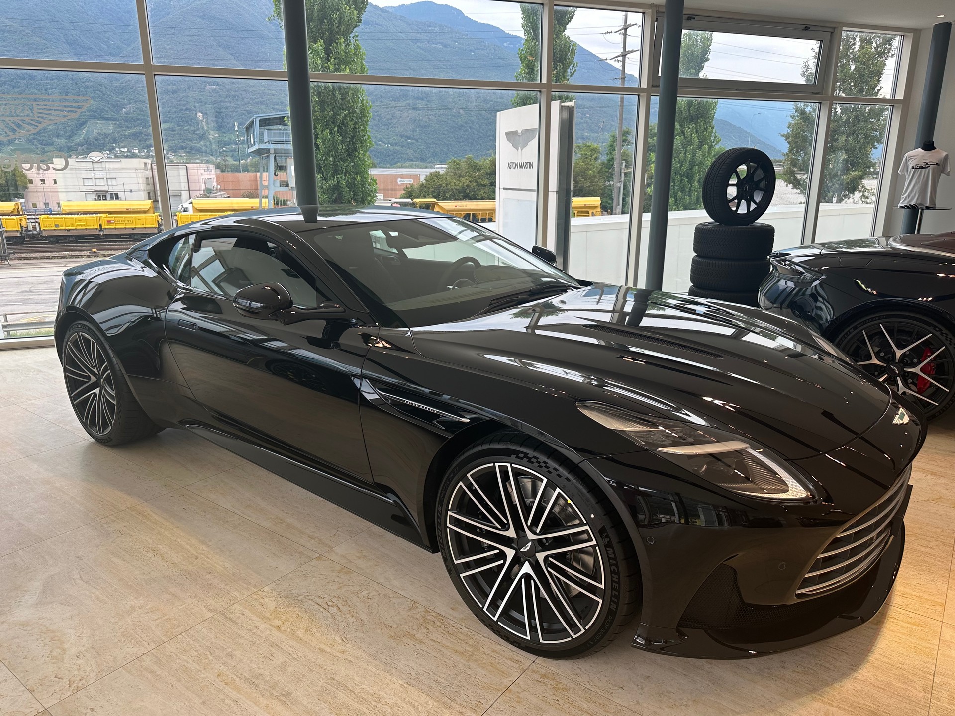 ASTON MARTIN DB12