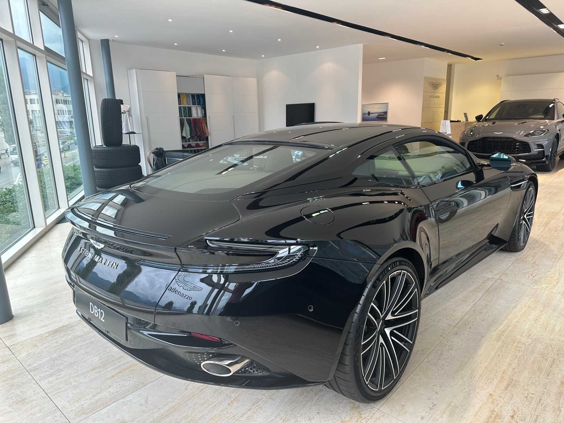 ASTON MARTIN DB12-image-5