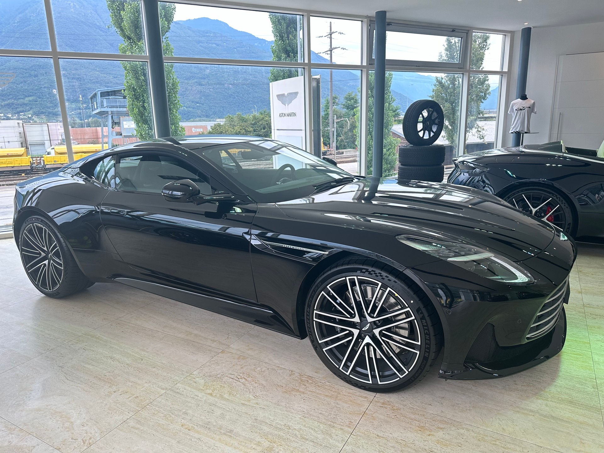 ASTON MARTIN DB12-image-1