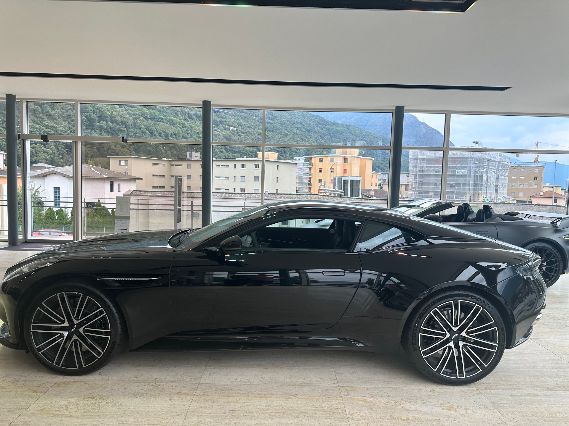 ASTON MARTIN DB12-image-3