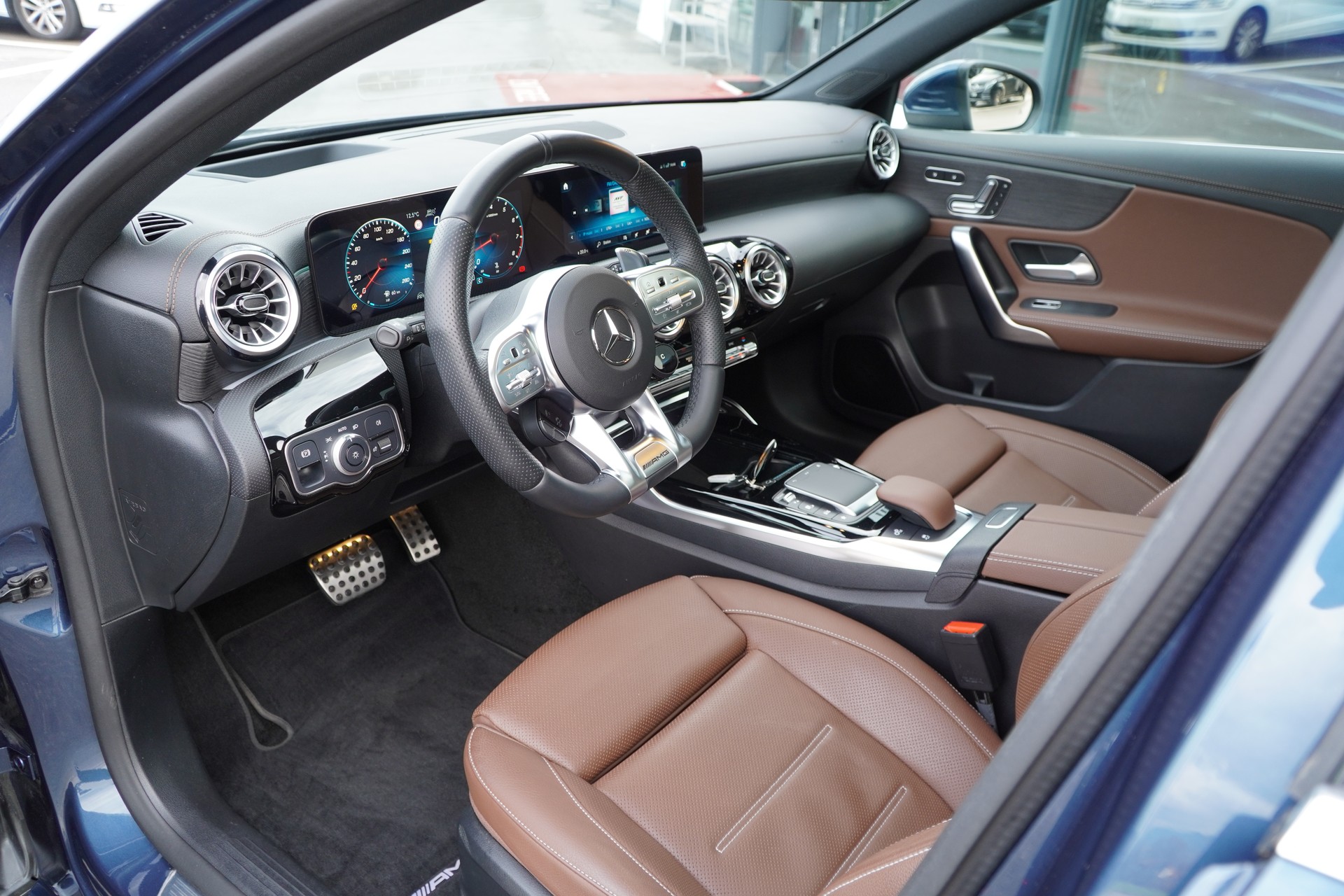 MERCEDES-BENZ A 35 AMG 4Matic Speedshift-image-12