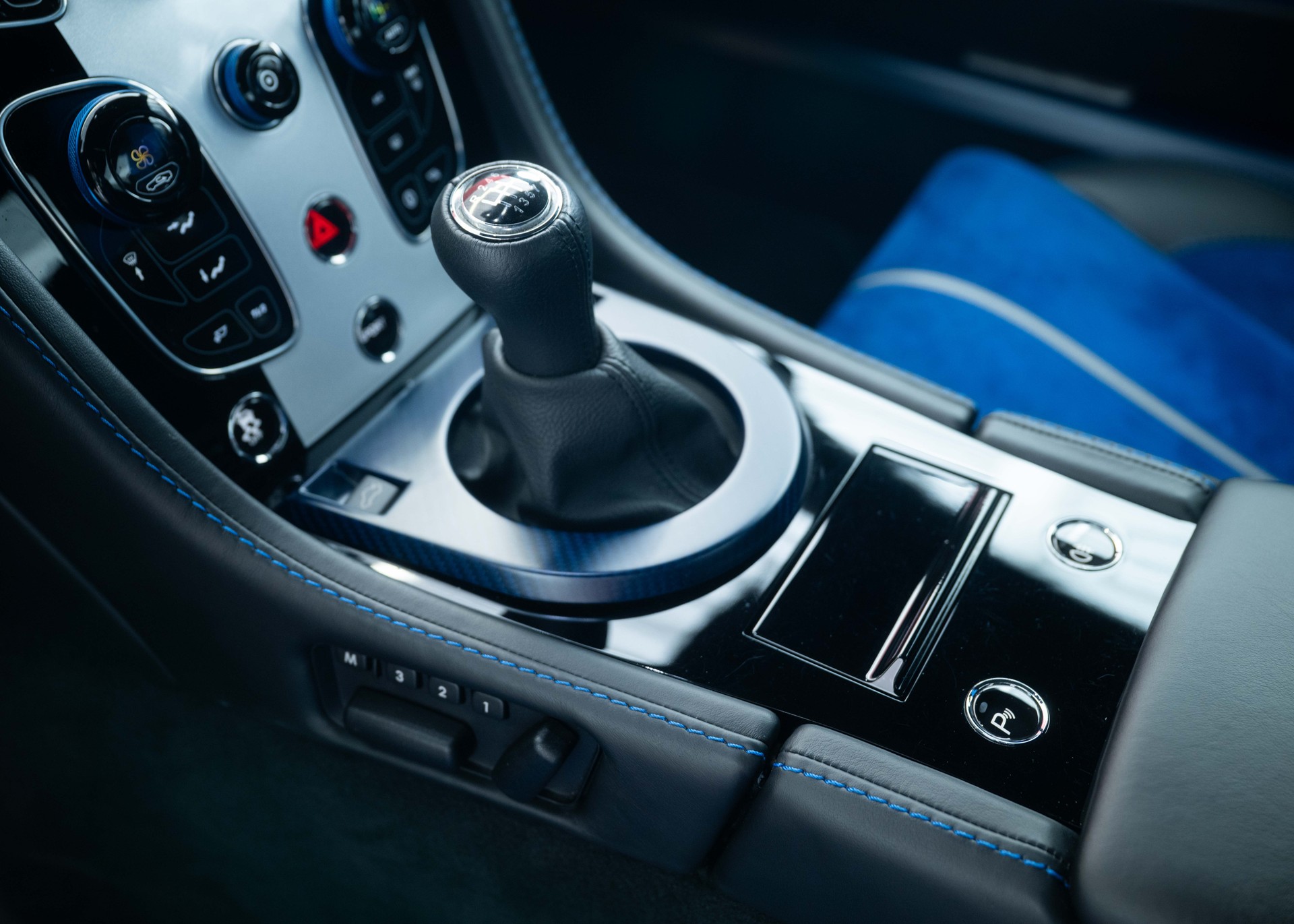 ASTON MARTIN V12 Vantage 5.9 S Satin Seven (1 of 7, ME Special Edition, only 1 owner, AMR Aerokit, full Aston Martin history)-image-29