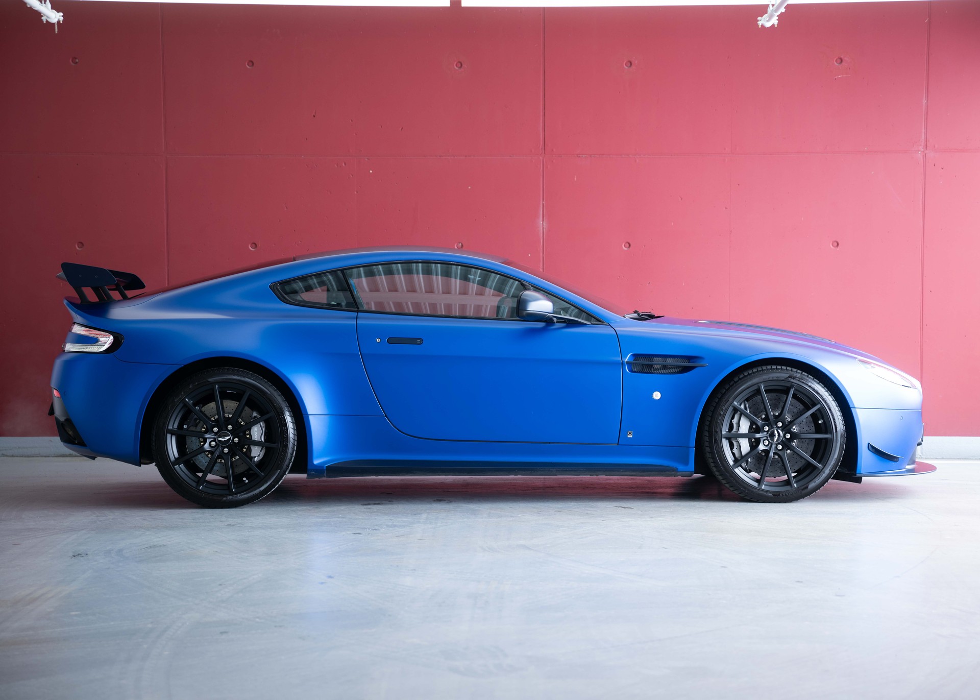 ASTON MARTIN V12 Vantage 5.9 S Satin Seven (1 of 7, ME Special Edition, only 1 owner, AMR Aerokit, full Aston Martin history)-image-6