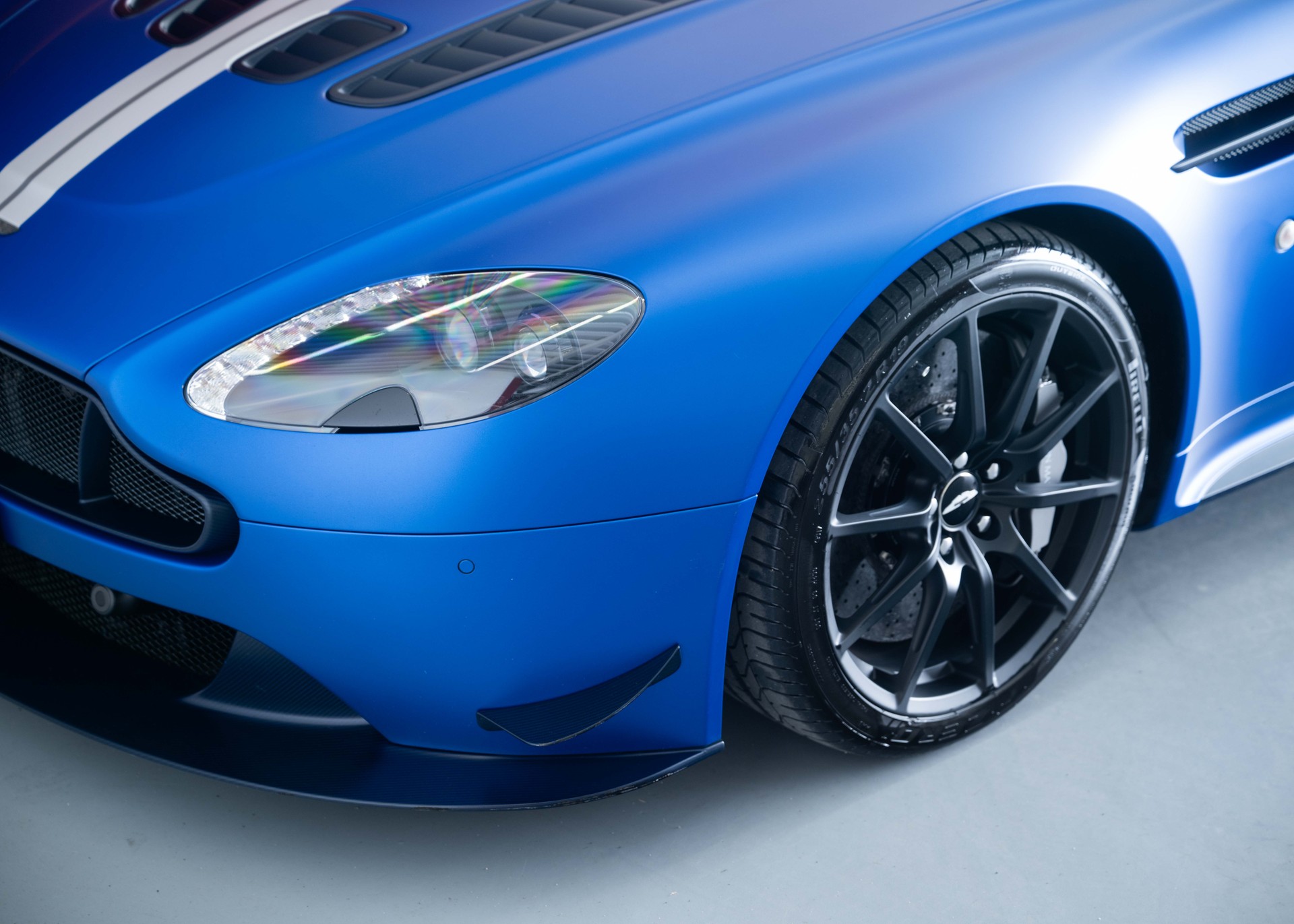 ASTON MARTIN V12 Vantage 5.9 S Satin Seven (1 of 7, ME Special Edition, only 1 owner, AMR Aerokit, full Aston Martin history)-image-13