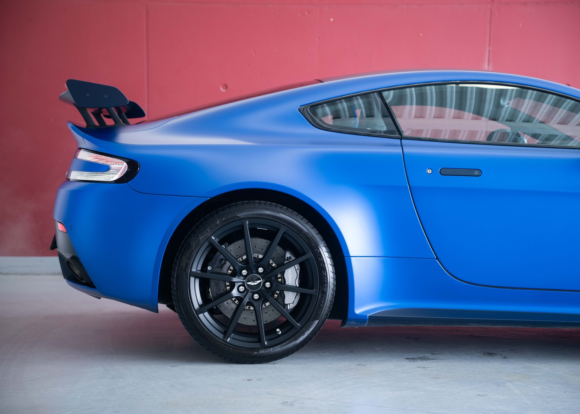 ASTON MARTIN V12 Vantage 5.9 S Satin Seven (1 of 7, ME Special Edition, only 1 owner, AMR Aerokit, full Aston Martin history)-image-7