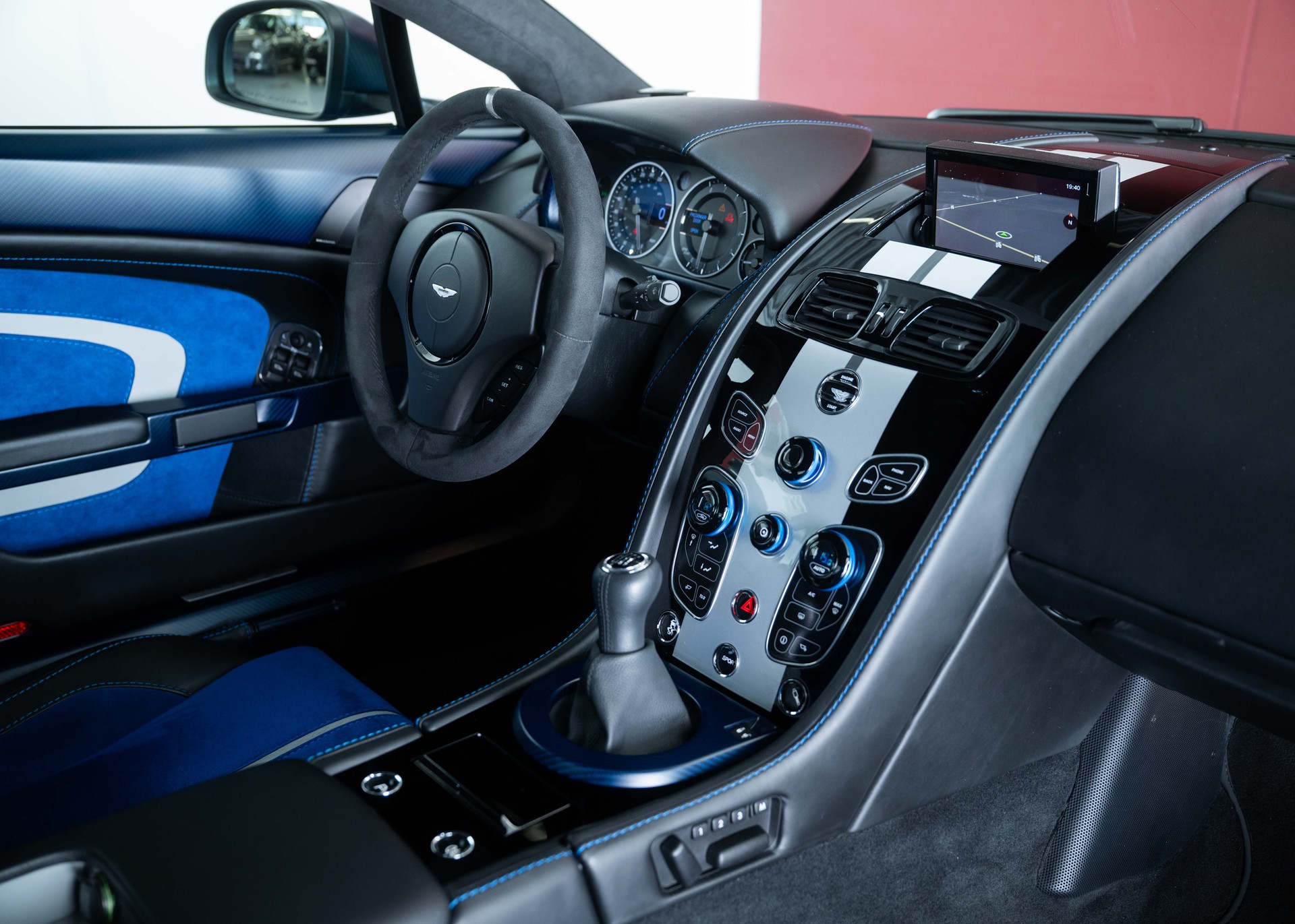 ASTON MARTIN V12 Vantage 5.9 S Satin Seven (1 of 7, ME Special Edition, only 1 owner, AMR Aerokit, full Aston Martin history)-image-18