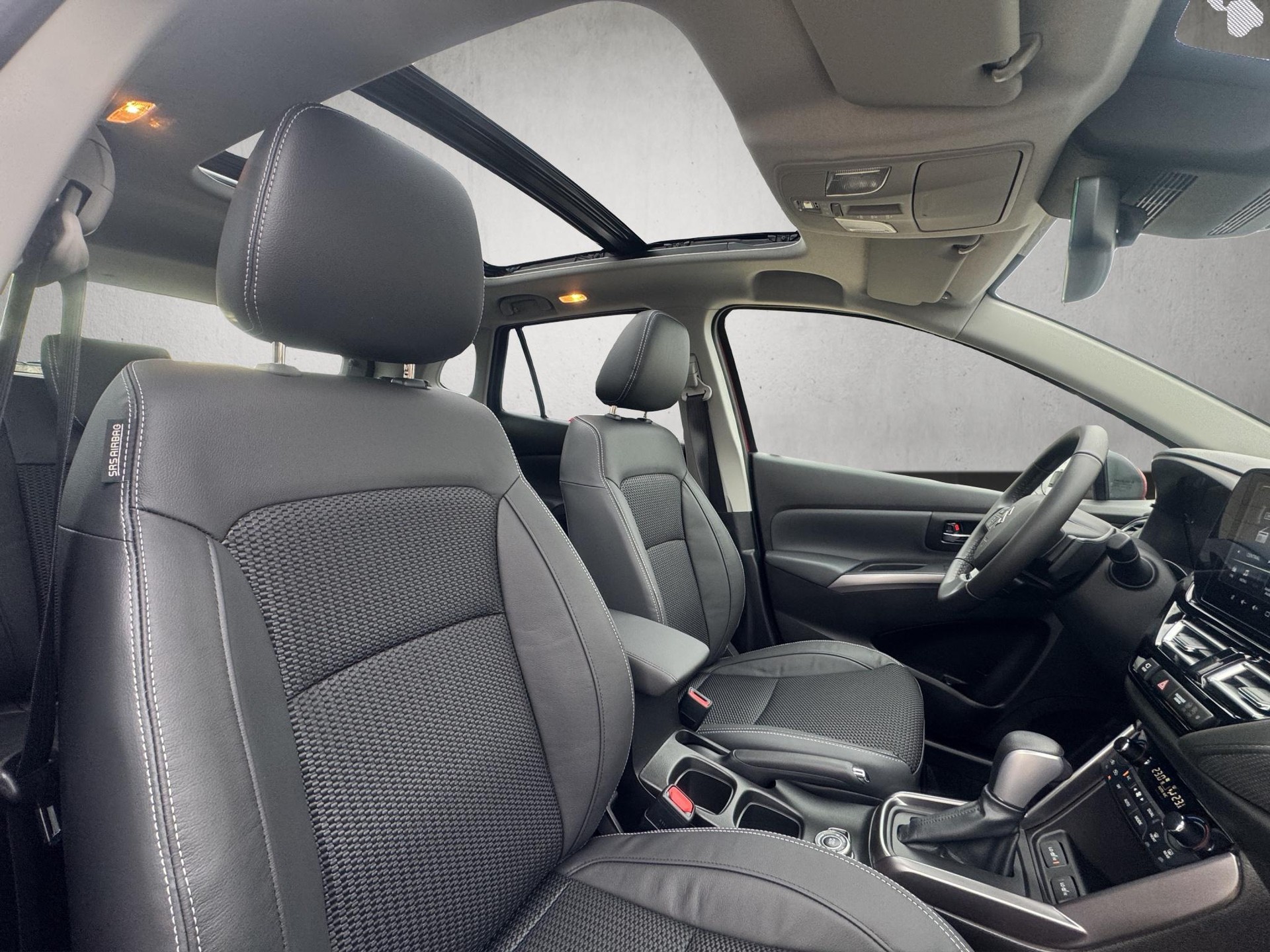 SUZUKI S-Cross 1.4 T Sakura Top Hybrid 4x4-image-11