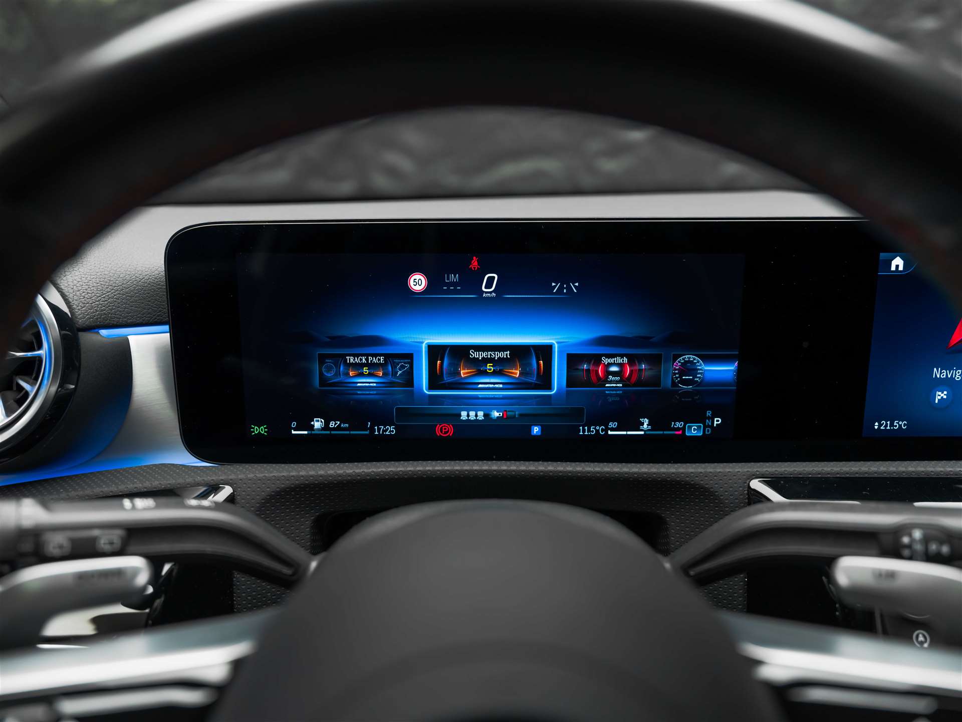 MERCEDES-BENZ A 45 S AMG 4Matic+ 8G-DCT *Facelift*Panorama*Schmiederäder*Burmester*-image-34