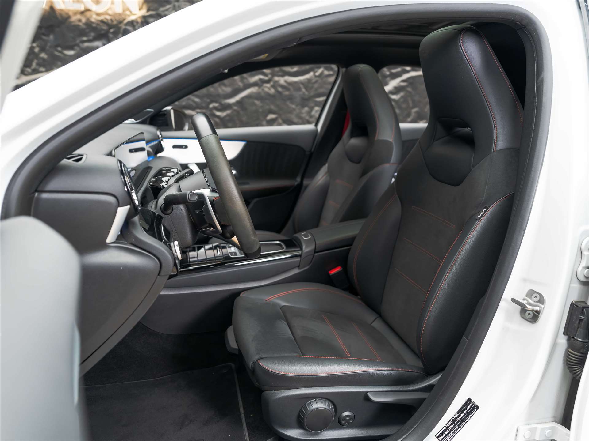 MERCEDES-BENZ A 45 S AMG 4Matic+ 8G-DCT *Facelift*Panorama*Schmiederäder*Burmester*-image-11