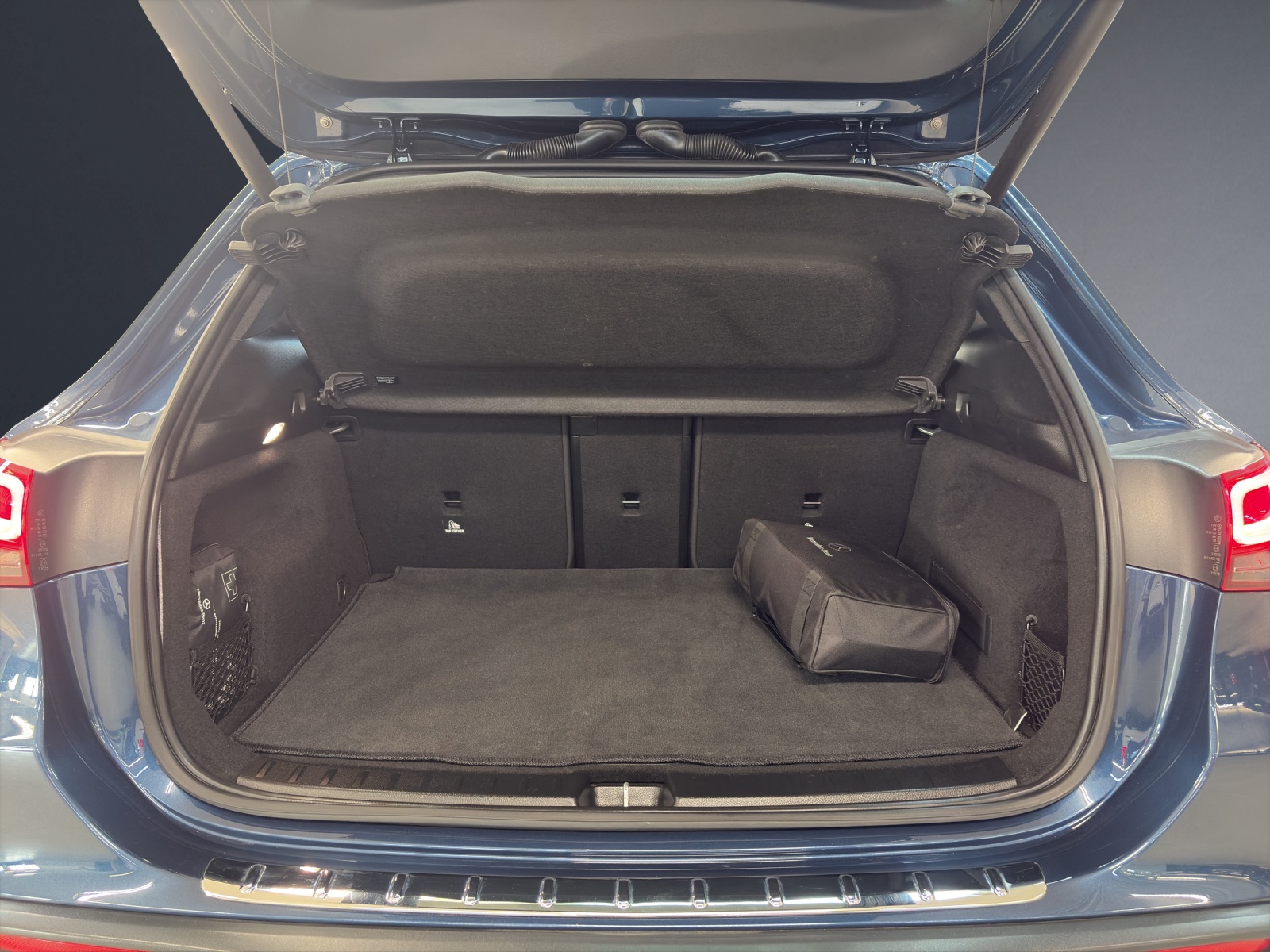 MERCEDES-BENZ EQA 300 AMG Line 4Matic-image-17