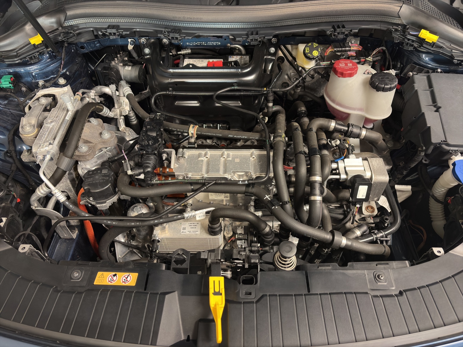 MERCEDES-BENZ EQA 300 AMG Line 4Matic-image-19