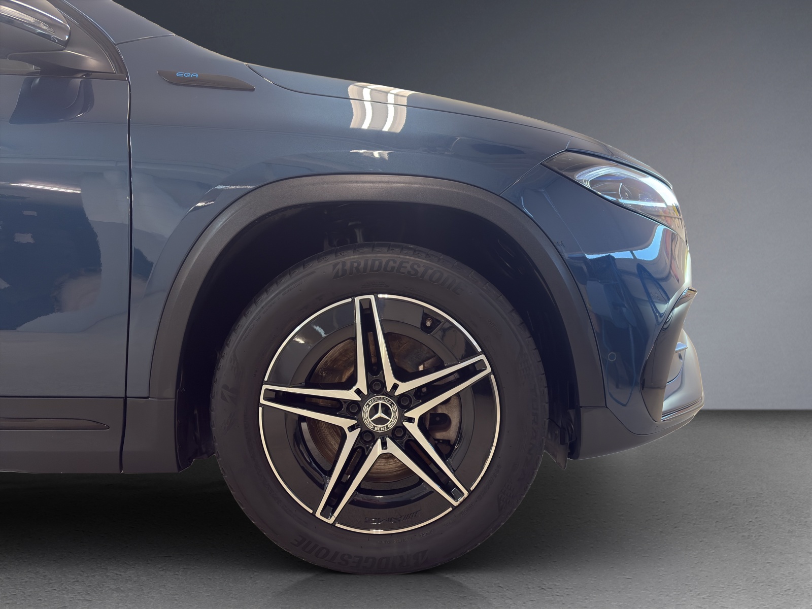 MERCEDES-BENZ EQA 300 AMG Line 4Matic-image-5