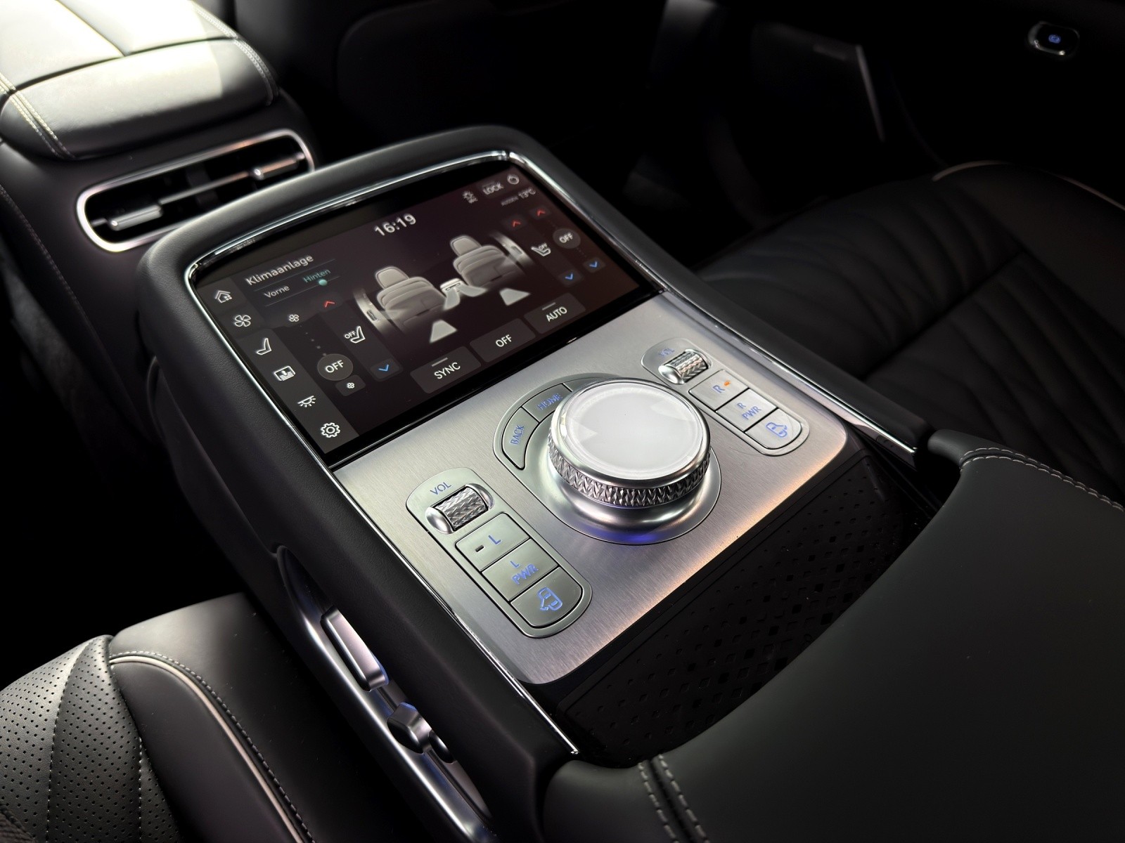 GENESIS G90 Luxury-image-18