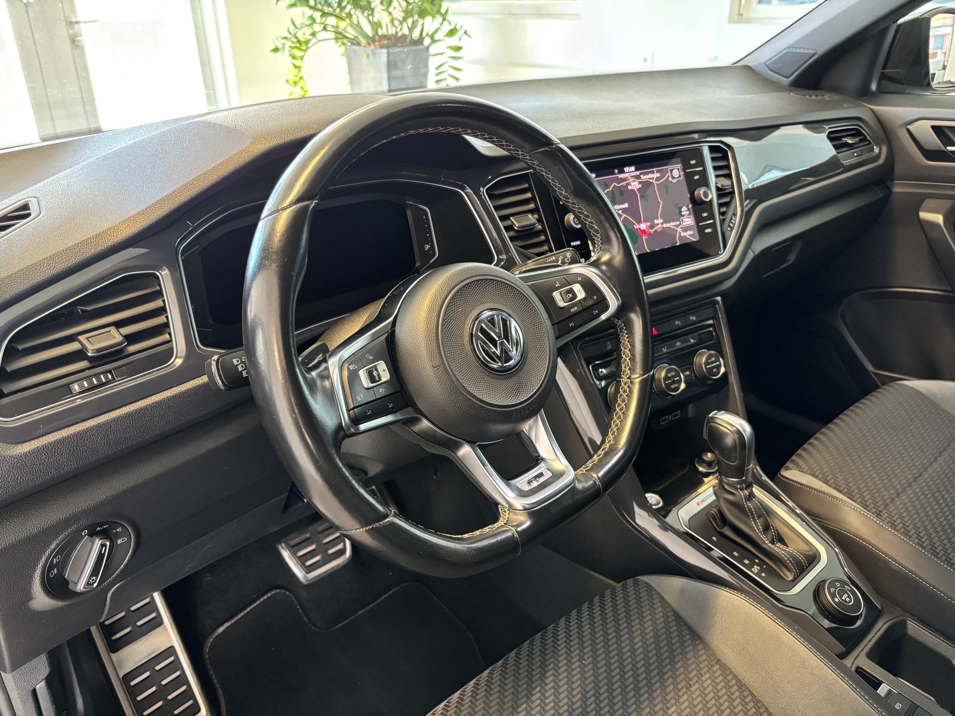VW T-Roc 2.0 TSI R-Line DSG 4Motion-image-5