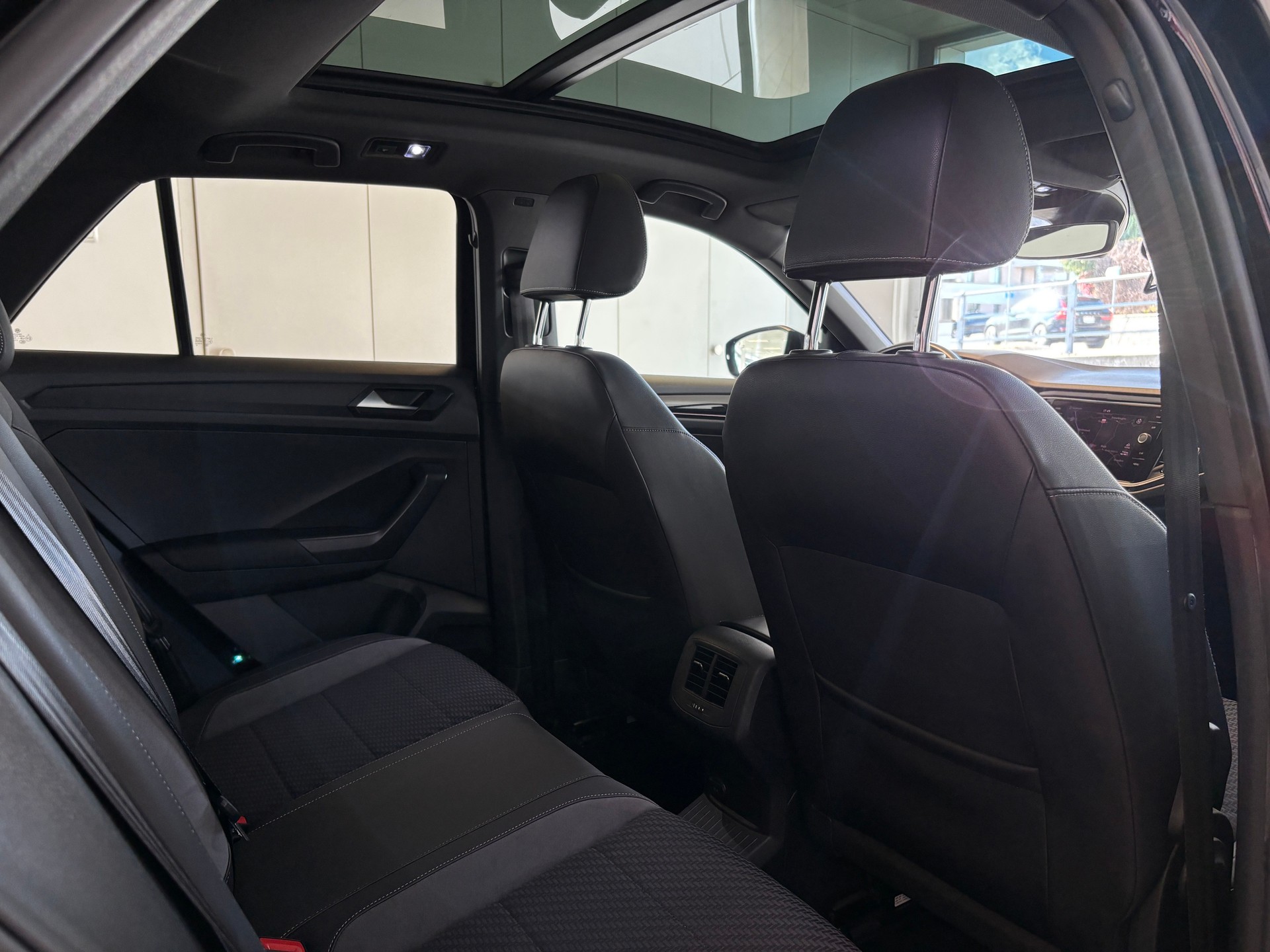 VW T-Roc 2.0 TSI R-Line DSG 4Motion-image-10