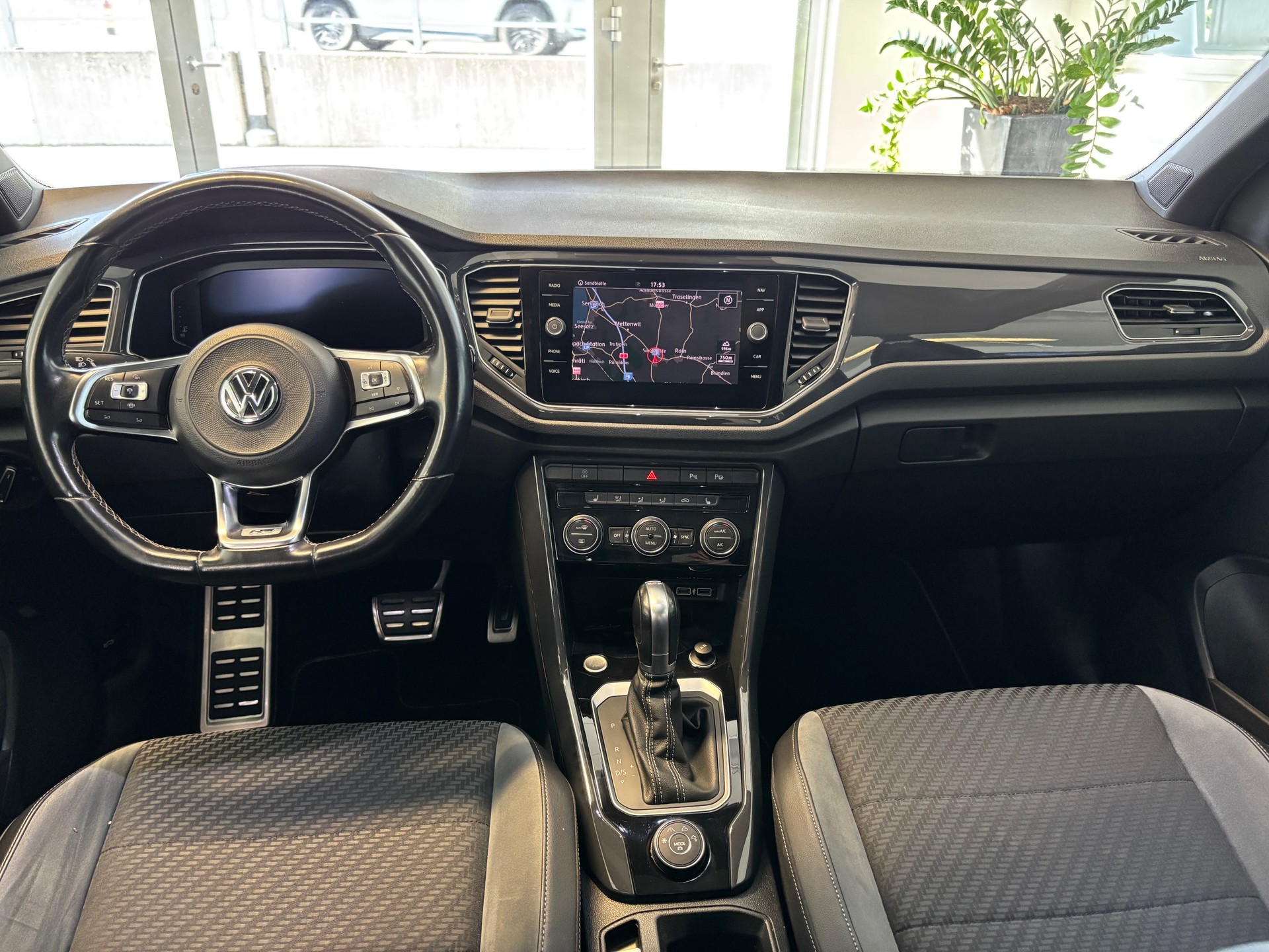 VW T-Roc 2.0 TSI R-Line DSG 4Motion-image-12