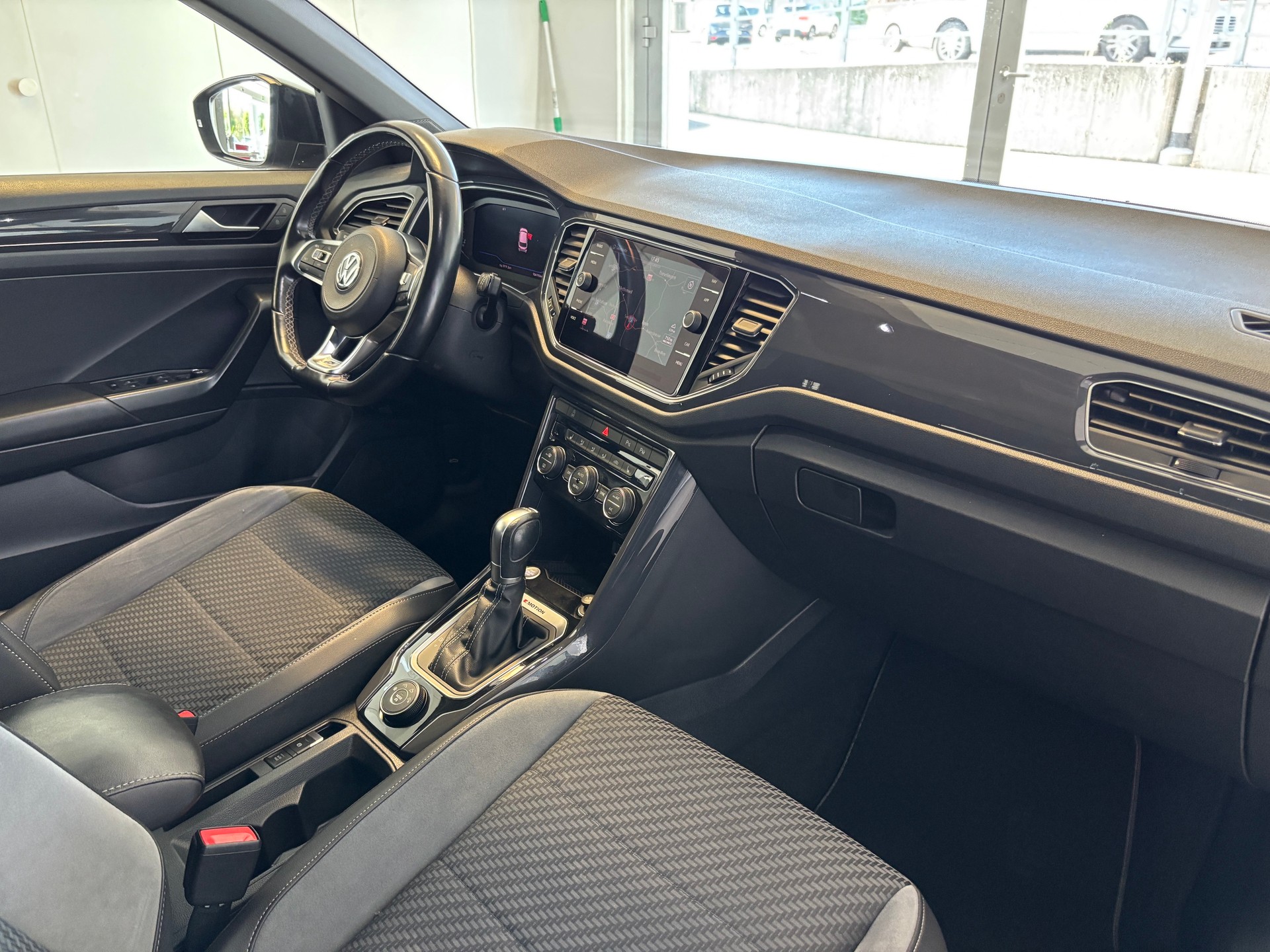 VW T-Roc 2.0 TSI R-Line DSG 4Motion-image-7