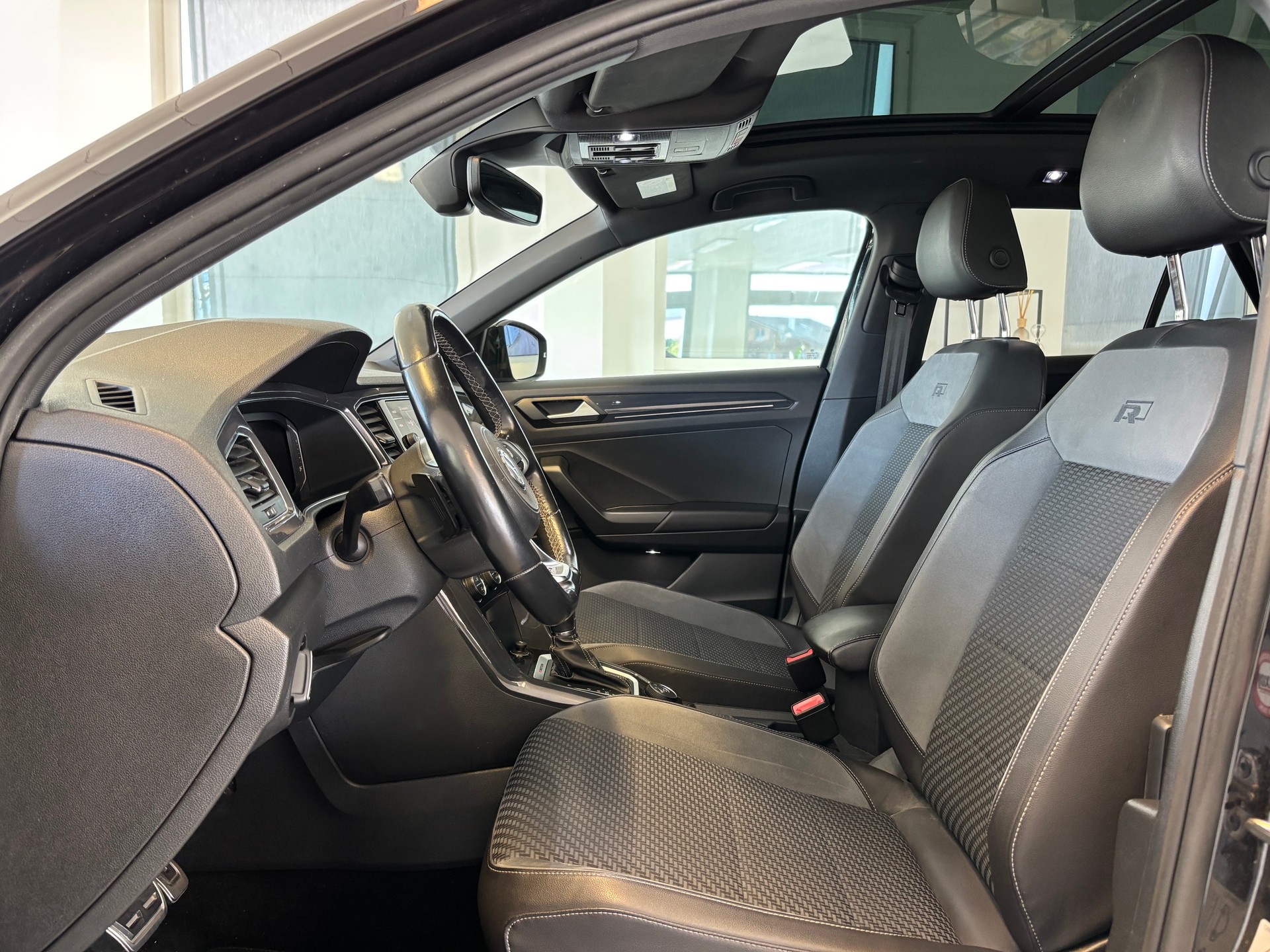 VW T-Roc 2.0 TSI R-Line DSG 4Motion-image-6